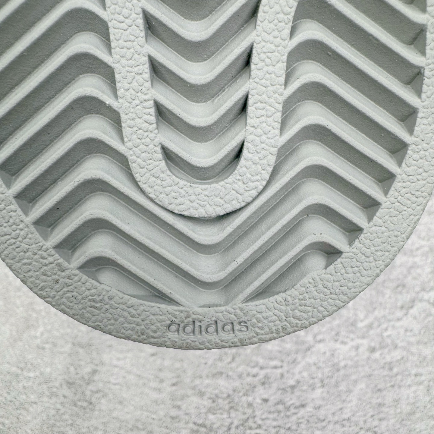 图片[20]-＃XP纯原套现福利 AD Originals Superstar 经典复古贝壳头板鞋 JQ8729 诞生于1969年 是第一双将全皮面鞋 身与橡胶鞋头结合在一起的低帮篮球鞋 Superstar最开始 是作为高帮篮球鞋Pro Model的低帮版本而出现的 但因为其独特和醒目的橡胶鞋头造型而让大家熟知 被大家形象地称为\\\”shelltoe\\\”贝壳头 在70年代的美国职业篮球场上 接近3/4的NBA球员都将这双Superstar作为场上用鞋 80年代之后 经过不断的改良和发展 Superstar逐渐成为横跨时装、音乐、街头文化、休闲和运动等各大领域的时尚潮鞋 尺码：36 36.5 37 38 38.5 39 40 40.5 41 42 42.5 43 44 44.5 45-选品中心