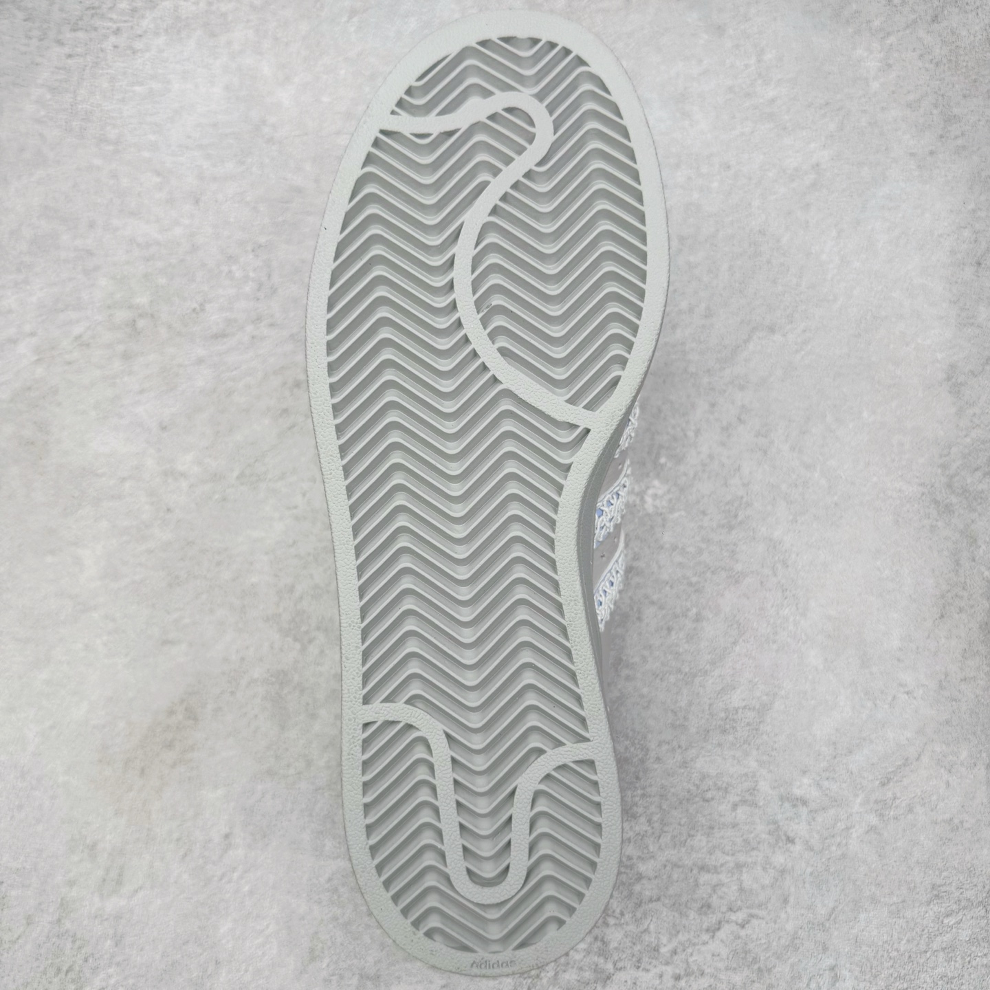 图片[9]-＃XP纯原套现福利 AD Originals Superstar 经典复古贝壳头板鞋 JQ8729 诞生于1969年 是第一双将全皮面鞋 身与橡胶鞋头结合在一起的低帮篮球鞋 Superstar最开始 是作为高帮篮球鞋Pro Model的低帮版本而出现的 但因为其独特和醒目的橡胶鞋头造型而让大家熟知 被大家形象地称为\\\”shelltoe\\\”贝壳头 在70年代的美国职业篮球场上 接近3/4的NBA球员都将这双Superstar作为场上用鞋 80年代之后 经过不断的改良和发展 Superstar逐渐成为横跨时装、音乐、街头文化、休闲和运动等各大领域的时尚潮鞋 尺码：36 36.5 37 38 38.5 39 40 40.5 41 42 42.5 43 44 44.5 45-选品中心