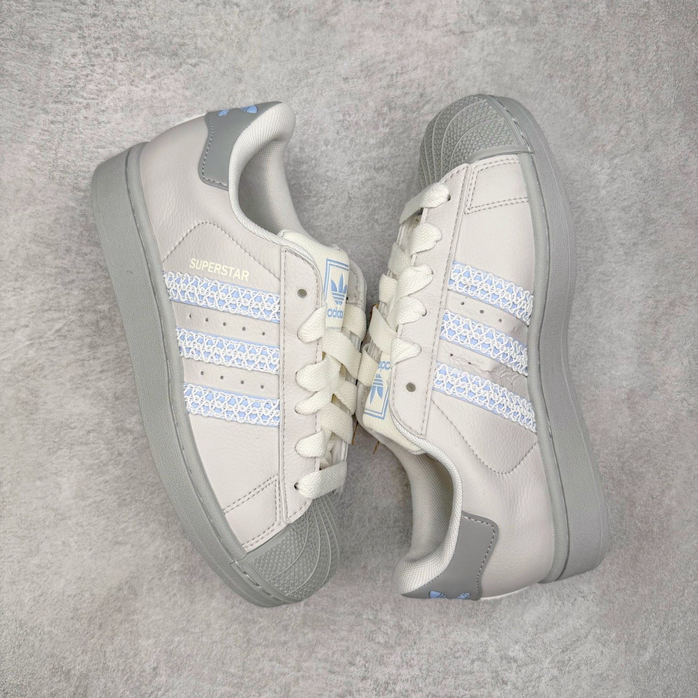 图片[3]-＃XP纯原套现福利 AD Originals Superstar 经典复古贝壳头板鞋 JQ8729 诞生于1969年 是第一双将全皮面鞋 身与橡胶鞋头结合在一起的低帮篮球鞋 Superstar最开始 是作为高帮篮球鞋Pro Model的低帮版本而出现的 但因为其独特和醒目的橡胶鞋头造型而让大家熟知 被大家形象地称为\\\”shelltoe\\\”贝壳头 在70年代的美国职业篮球场上 接近3/4的NBA球员都将这双Superstar作为场上用鞋 80年代之后 经过不断的改良和发展 Superstar逐渐成为横跨时装、音乐、街头文化、休闲和运动等各大领域的时尚潮鞋 尺码：36 36.5 37 38 38.5 39 40 40.5 41 42 42.5 43 44 44.5 45-选品中心