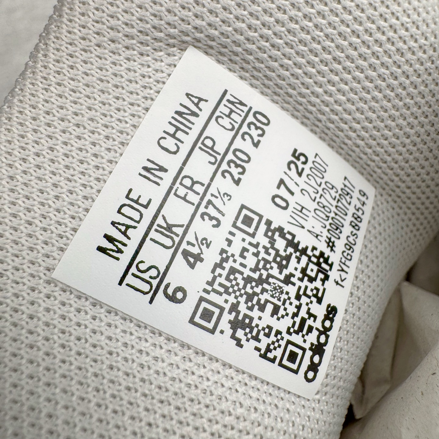 图片[14]-＃XP纯原套现福利 AD Originals Superstar 经典复古贝壳头板鞋 JQ8729 诞生于1969年 是第一双将全皮面鞋 身与橡胶鞋头结合在一起的低帮篮球鞋 Superstar最开始 是作为高帮篮球鞋Pro Model的低帮版本而出现的 但因为其独特和醒目的橡胶鞋头造型而让大家熟知 被大家形象地称为\\\”shelltoe\\\”贝壳头 在70年代的美国职业篮球场上 接近3/4的NBA球员都将这双Superstar作为场上用鞋 80年代之后 经过不断的改良和发展 Superstar逐渐成为横跨时装、音乐、街头文化、休闲和运动等各大领域的时尚潮鞋 尺码：36 36.5 37 38 38.5 39 40 40.5 41 42 42.5 43 44 44.5 45-选品中心