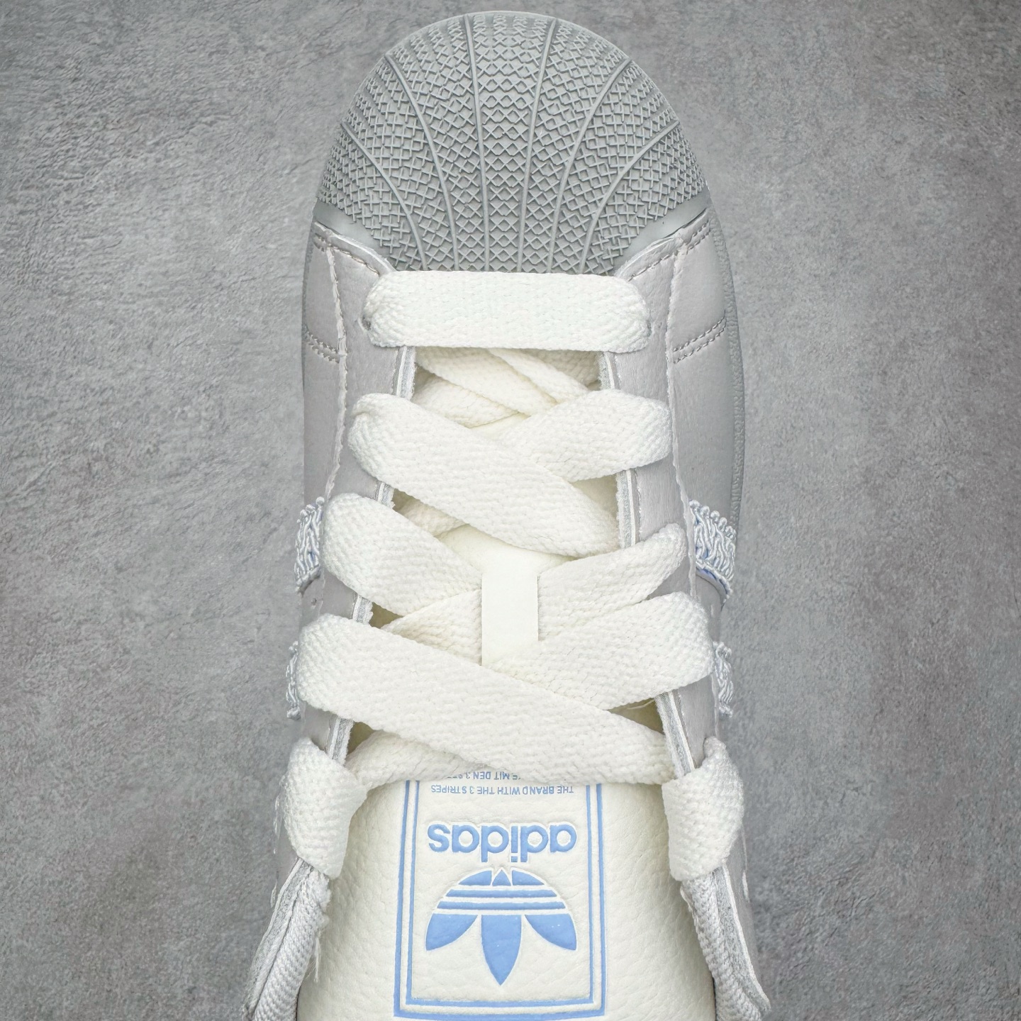 图片[4]-＃XP纯原套现福利 AD Originals Superstar 经典复古贝壳头板鞋 JQ8729 诞生于1969年 是第一双将全皮面鞋 身与橡胶鞋头结合在一起的低帮篮球鞋 Superstar最开始 是作为高帮篮球鞋Pro Model的低帮版本而出现的 但因为其独特和醒目的橡胶鞋头造型而让大家熟知 被大家形象地称为\\\”shelltoe\\\”贝壳头 在70年代的美国职业篮球场上 接近3/4的NBA球员都将这双Superstar作为场上用鞋 80年代之后 经过不断的改良和发展 Superstar逐渐成为横跨时装、音乐、街头文化、休闲和运动等各大领域的时尚潮鞋 尺码：36 36.5 37 38 38.5 39 40 40.5 41 42 42.5 43 44 44.5 45-选品中心