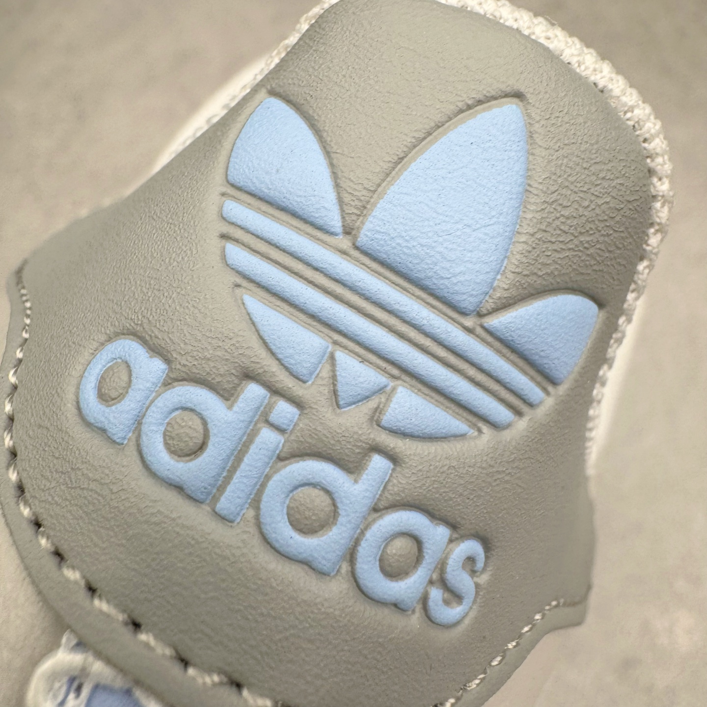 图片[10]-＃XP纯原套现福利 AD Originals Superstar 经典复古贝壳头板鞋 JQ8729 诞生于1969年 是第一双将全皮面鞋 身与橡胶鞋头结合在一起的低帮篮球鞋 Superstar最开始 是作为高帮篮球鞋Pro Model的低帮版本而出现的 但因为其独特和醒目的橡胶鞋头造型而让大家熟知 被大家形象地称为\\\”shelltoe\\\”贝壳头 在70年代的美国职业篮球场上 接近3/4的NBA球员都将这双Superstar作为场上用鞋 80年代之后 经过不断的改良和发展 Superstar逐渐成为横跨时装、音乐、街头文化、休闲和运动等各大领域的时尚潮鞋 尺码：36 36.5 37 38 38.5 39 40 40.5 41 42 42.5 43 44 44.5 45-选品中心