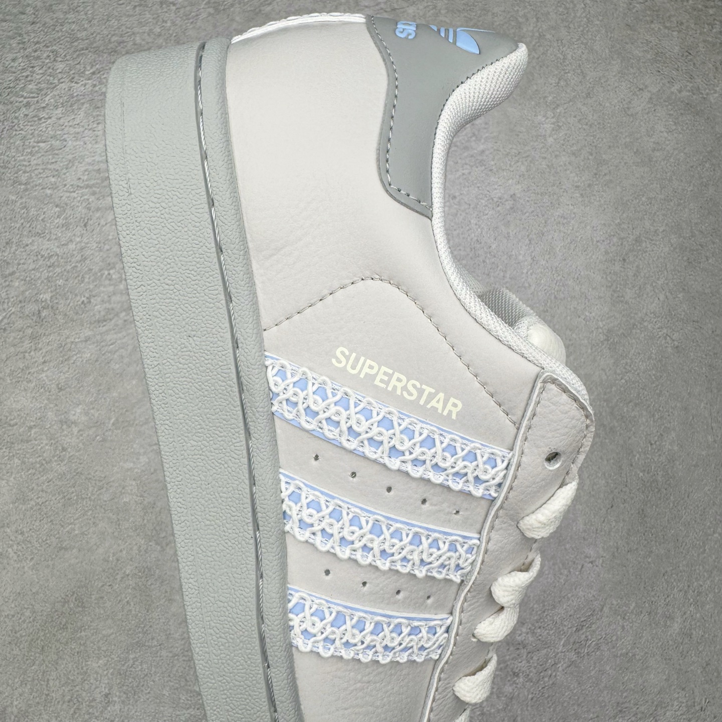 图片[6]-＃XP纯原套现福利 AD Originals Superstar 经典复古贝壳头板鞋 JQ8729 诞生于1969年 是第一双将全皮面鞋 身与橡胶鞋头结合在一起的低帮篮球鞋 Superstar最开始 是作为高帮篮球鞋Pro Model的低帮版本而出现的 但因为其独特和醒目的橡胶鞋头造型而让大家熟知 被大家形象地称为\\\”shelltoe\\\”贝壳头 在70年代的美国职业篮球场上 接近3/4的NBA球员都将这双Superstar作为场上用鞋 80年代之后 经过不断的改良和发展 Superstar逐渐成为横跨时装、音乐、街头文化、休闲和运动等各大领域的时尚潮鞋 尺码：36 36.5 37 38 38.5 39 40 40.5 41 42 42.5 43 44 44.5 45-选品中心