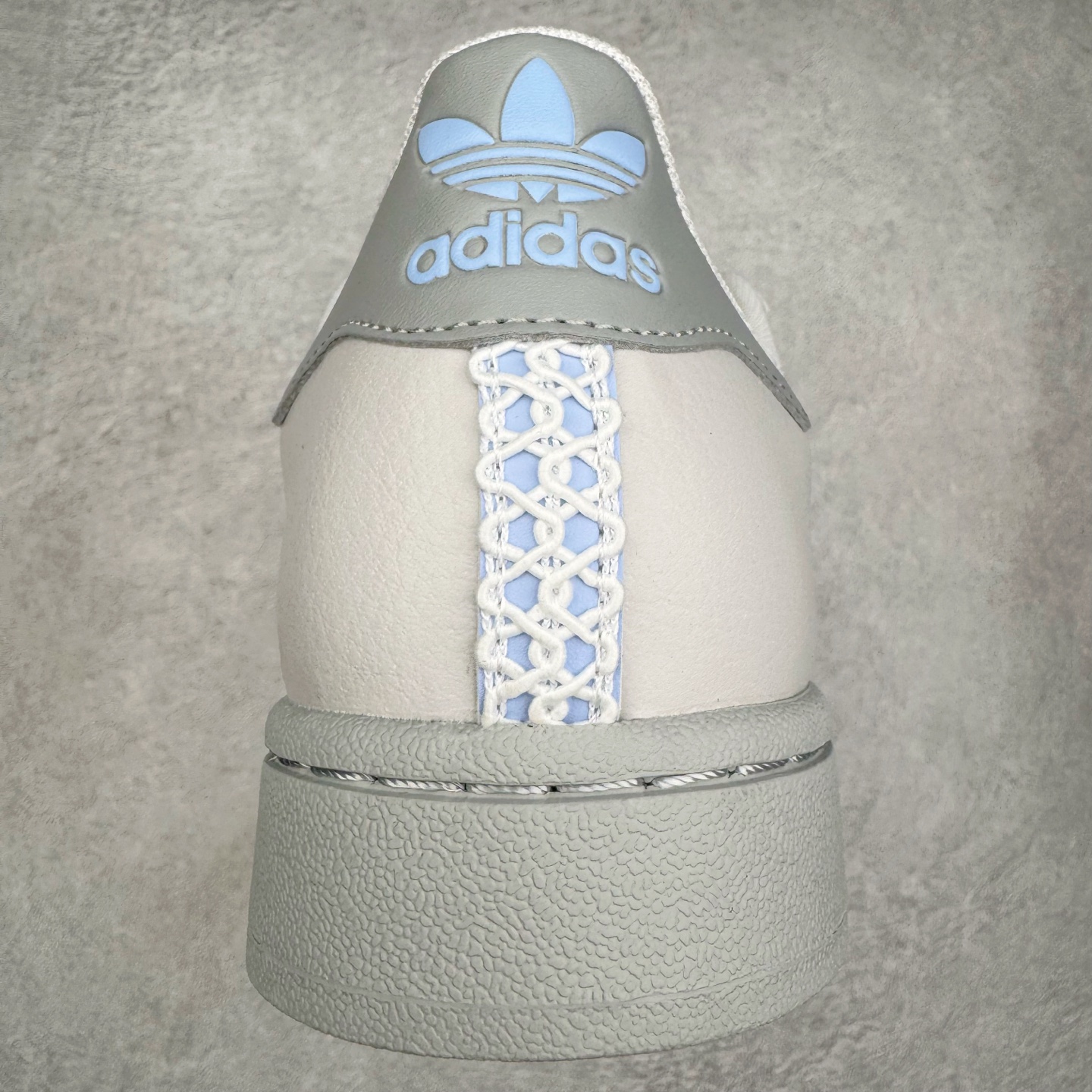 图片[8]-＃XP纯原套现福利 AD Originals Superstar 经典复古贝壳头板鞋 JQ8729 诞生于1969年 是第一双将全皮面鞋 身与橡胶鞋头结合在一起的低帮篮球鞋 Superstar最开始 是作为高帮篮球鞋Pro Model的低帮版本而出现的 但因为其独特和醒目的橡胶鞋头造型而让大家熟知 被大家形象地称为\\\”shelltoe\\\”贝壳头 在70年代的美国职业篮球场上 接近3/4的NBA球员都将这双Superstar作为场上用鞋 80年代之后 经过不断的改良和发展 Superstar逐渐成为横跨时装、音乐、街头文化、休闲和运动等各大领域的时尚潮鞋 尺码：36 36.5 37 38 38.5 39 40 40.5 41 42 42.5 43 44 44.5 45-选品中心