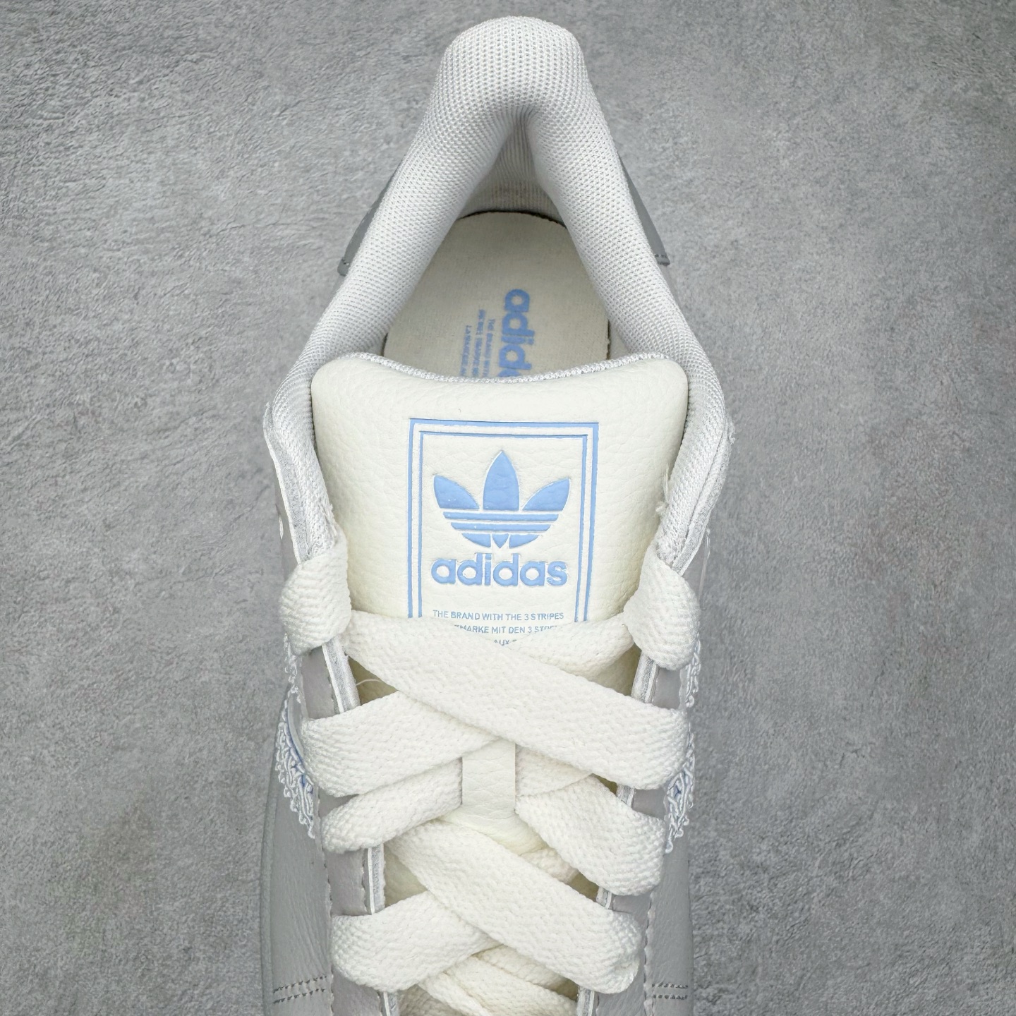 图片[5]-＃XP纯原套现福利 AD Originals Superstar 经典复古贝壳头板鞋 JQ8729 诞生于1969年 是第一双将全皮面鞋 身与橡胶鞋头结合在一起的低帮篮球鞋 Superstar最开始 是作为高帮篮球鞋Pro Model的低帮版本而出现的 但因为其独特和醒目的橡胶鞋头造型而让大家熟知 被大家形象地称为\\\”shelltoe\\\”贝壳头 在70年代的美国职业篮球场上 接近3/4的NBA球员都将这双Superstar作为场上用鞋 80年代之后 经过不断的改良和发展 Superstar逐渐成为横跨时装、音乐、街头文化、休闲和运动等各大领域的时尚潮鞋 尺码：36 36.5 37 38 38.5 39 40 40.5 41 42 42.5 43 44 44.5 45-选品中心