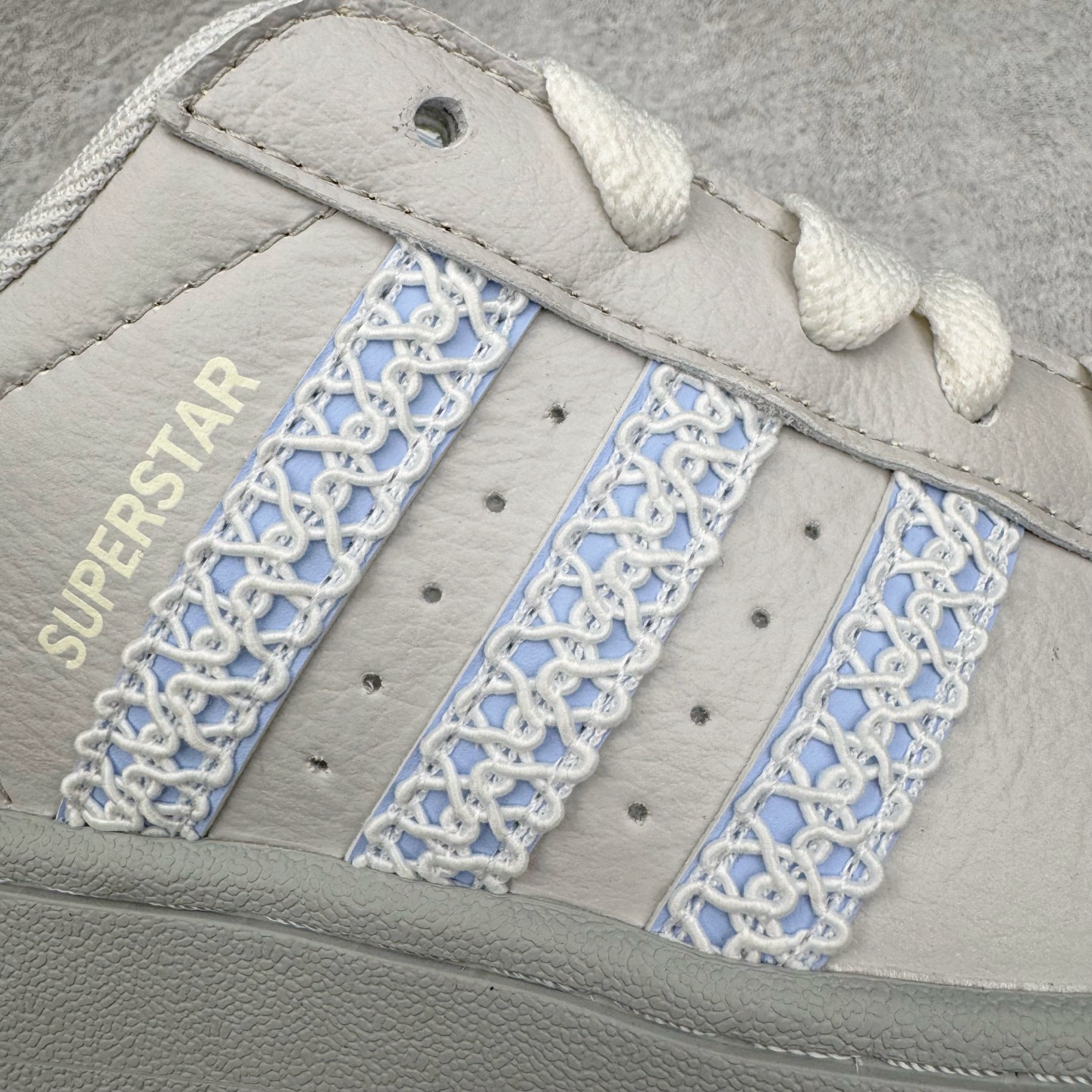 图片[19]-＃XP纯原套现福利 AD Originals Superstar 经典复古贝壳头板鞋 JQ8729 诞生于1969年 是第一双将全皮面鞋 身与橡胶鞋头结合在一起的低帮篮球鞋 Superstar最开始 是作为高帮篮球鞋Pro Model的低帮版本而出现的 但因为其独特和醒目的橡胶鞋头造型而让大家熟知 被大家形象地称为\\\”shelltoe\\\”贝壳头 在70年代的美国职业篮球场上 接近3/4的NBA球员都将这双Superstar作为场上用鞋 80年代之后 经过不断的改良和发展 Superstar逐渐成为横跨时装、音乐、街头文化、休闲和运动等各大领域的时尚潮鞋 尺码：36 36.5 37 38 38.5 39 40 40.5 41 42 42.5 43 44 44.5 45-选品中心