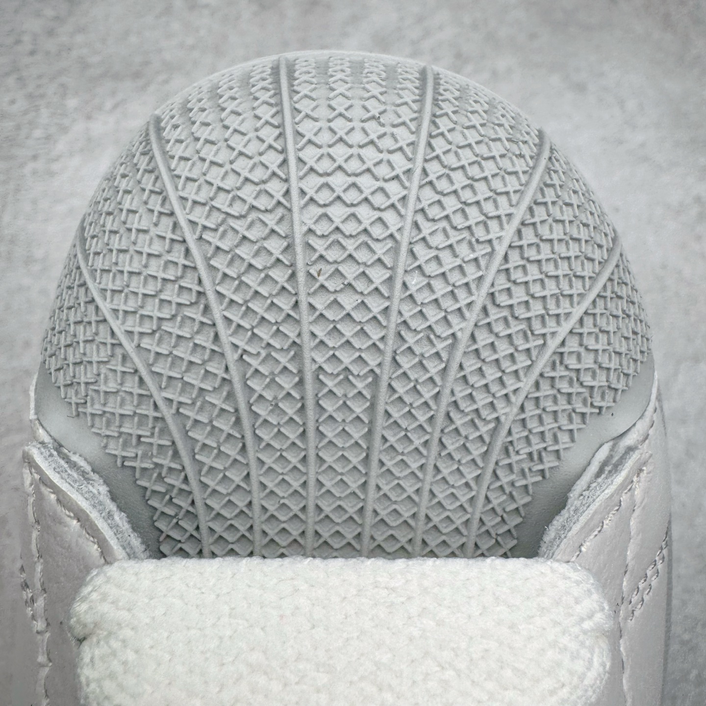 图片[16]-＃XP纯原套现福利 AD Originals Superstar 经典复古贝壳头板鞋 JQ8729 诞生于1969年 是第一双将全皮面鞋 身与橡胶鞋头结合在一起的低帮篮球鞋 Superstar最开始 是作为高帮篮球鞋Pro Model的低帮版本而出现的 但因为其独特和醒目的橡胶鞋头造型而让大家熟知 被大家形象地称为\\\”shelltoe\\\”贝壳头 在70年代的美国职业篮球场上 接近3/4的NBA球员都将这双Superstar作为场上用鞋 80年代之后 经过不断的改良和发展 Superstar逐渐成为横跨时装、音乐、街头文化、休闲和运动等各大领域的时尚潮鞋 尺码：36 36.5 37 38 38.5 39 40 40.5 41 42 42.5 43 44 44.5 45-选品中心