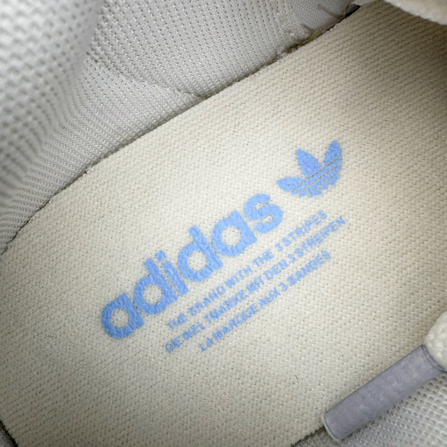 图片[13]-＃XP纯原套现福利 AD Originals Superstar 经典复古贝壳头板鞋 JQ8729 诞生于1969年 是第一双将全皮面鞋 身与橡胶鞋头结合在一起的低帮篮球鞋 Superstar最开始 是作为高帮篮球鞋Pro Model的低帮版本而出现的 但因为其独特和醒目的橡胶鞋头造型而让大家熟知 被大家形象地称为\\\”shelltoe\\\”贝壳头 在70年代的美国职业篮球场上 接近3/4的NBA球员都将这双Superstar作为场上用鞋 80年代之后 经过不断的改良和发展 Superstar逐渐成为横跨时装、音乐、街头文化、休闲和运动等各大领域的时尚潮鞋 尺码：36 36.5 37 38 38.5 39 40 40.5 41 42 42.5 43 44 44.5 45-选品中心