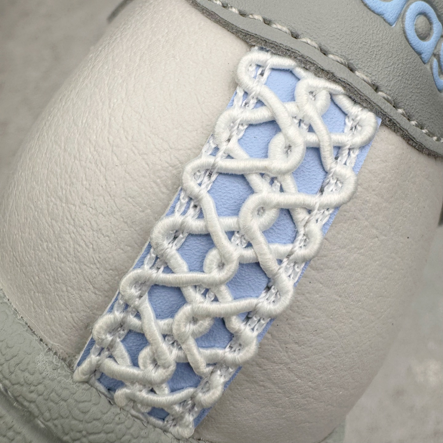 图片[17]-＃XP纯原套现福利 AD Originals Superstar 经典复古贝壳头板鞋 JQ8729 诞生于1969年 是第一双将全皮面鞋 身与橡胶鞋头结合在一起的低帮篮球鞋 Superstar最开始 是作为高帮篮球鞋Pro Model的低帮版本而出现的 但因为其独特和醒目的橡胶鞋头造型而让大家熟知 被大家形象地称为\\\”shelltoe\\\”贝壳头 在70年代的美国职业篮球场上 接近3/4的NBA球员都将这双Superstar作为场上用鞋 80年代之后 经过不断的改良和发展 Superstar逐渐成为横跨时装、音乐、街头文化、休闲和运动等各大领域的时尚潮鞋 尺码：36 36.5 37 38 38.5 39 40 40.5 41 42 42.5 43 44 44.5 45-选品中心