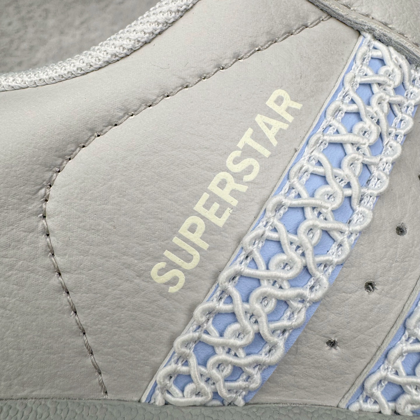 图片[18]-＃XP纯原套现福利 AD Originals Superstar 经典复古贝壳头板鞋 JQ8729 诞生于1969年 是第一双将全皮面鞋 身与橡胶鞋头结合在一起的低帮篮球鞋 Superstar最开始 是作为高帮篮球鞋Pro Model的低帮版本而出现的 但因为其独特和醒目的橡胶鞋头造型而让大家熟知 被大家形象地称为\\\”shelltoe\\\”贝壳头 在70年代的美国职业篮球场上 接近3/4的NBA球员都将这双Superstar作为场上用鞋 80年代之后 经过不断的改良和发展 Superstar逐渐成为横跨时装、音乐、街头文化、休闲和运动等各大领域的时尚潮鞋 尺码：36 36.5 37 38 38.5 39 40 40.5 41 42 42.5 43 44 44.5 45-选品中心