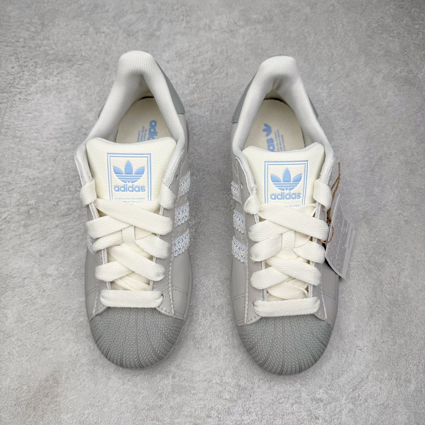 图片[2]-＃XP纯原套现福利 AD Originals Superstar 经典复古贝壳头板鞋 JQ8729 诞生于1969年 是第一双将全皮面鞋 身与橡胶鞋头结合在一起的低帮篮球鞋 Superstar最开始 是作为高帮篮球鞋Pro Model的低帮版本而出现的 但因为其独特和醒目的橡胶鞋头造型而让大家熟知 被大家形象地称为\\\”shelltoe\\\”贝壳头 在70年代的美国职业篮球场上 接近3/4的NBA球员都将这双Superstar作为场上用鞋 80年代之后 经过不断的改良和发展 Superstar逐渐成为横跨时装、音乐、街头文化、休闲和运动等各大领域的时尚潮鞋 尺码：36 36.5 37 38 38.5 39 40 40.5 41 42 42.5 43 44 44.5 45-选品中心