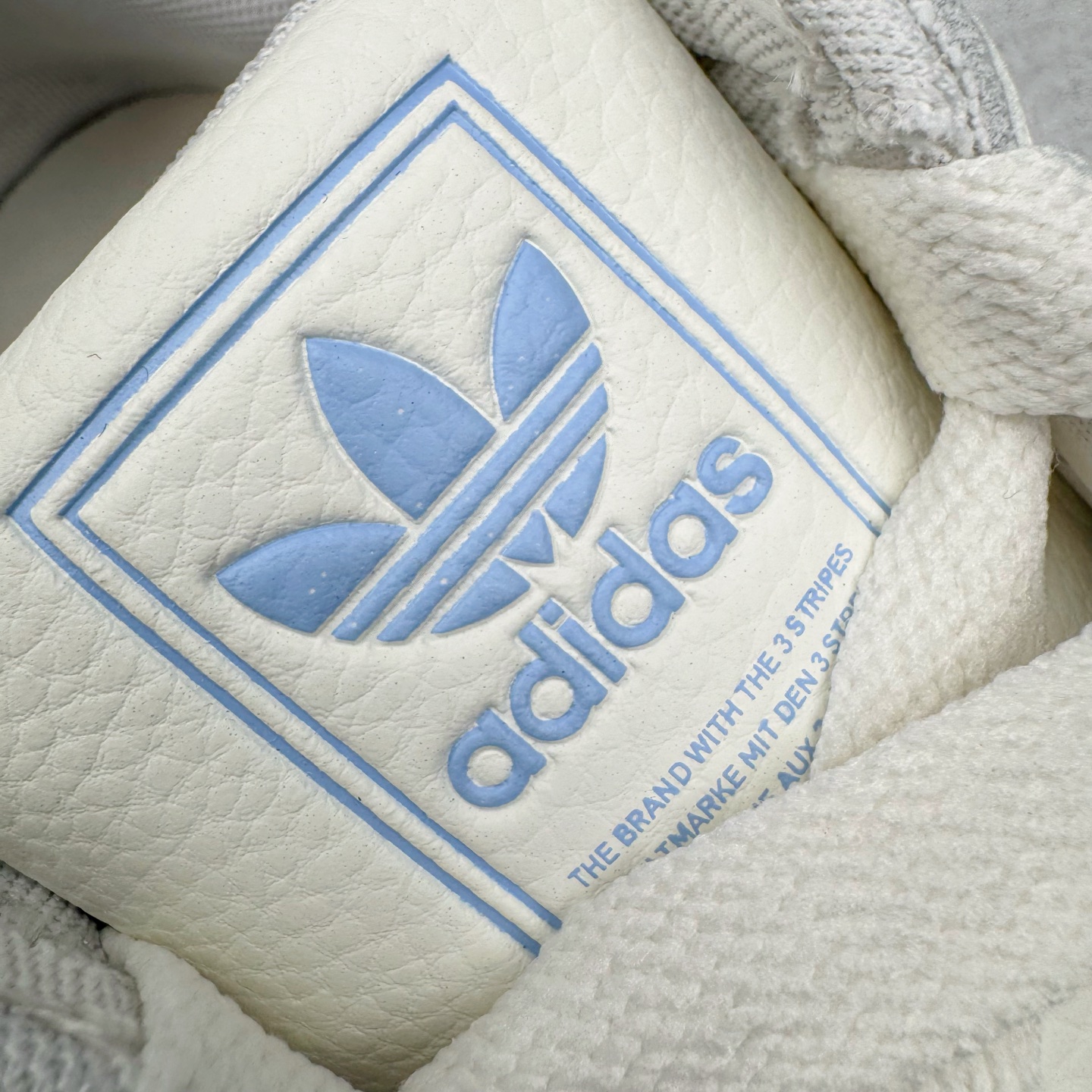 图片[15]-＃XP纯原套现福利 AD Originals Superstar 经典复古贝壳头板鞋 JQ8729 诞生于1969年 是第一双将全皮面鞋 身与橡胶鞋头结合在一起的低帮篮球鞋 Superstar最开始 是作为高帮篮球鞋Pro Model的低帮版本而出现的 但因为其独特和醒目的橡胶鞋头造型而让大家熟知 被大家形象地称为\\\”shelltoe\\\”贝壳头 在70年代的美国职业篮球场上 接近3/4的NBA球员都将这双Superstar作为场上用鞋 80年代之后 经过不断的改良和发展 Superstar逐渐成为横跨时装、音乐、街头文化、休闲和运动等各大领域的时尚潮鞋 尺码：36 36.5 37 38 38.5 39 40 40.5 41 42 42.5 43 44 44.5 45-选品中心