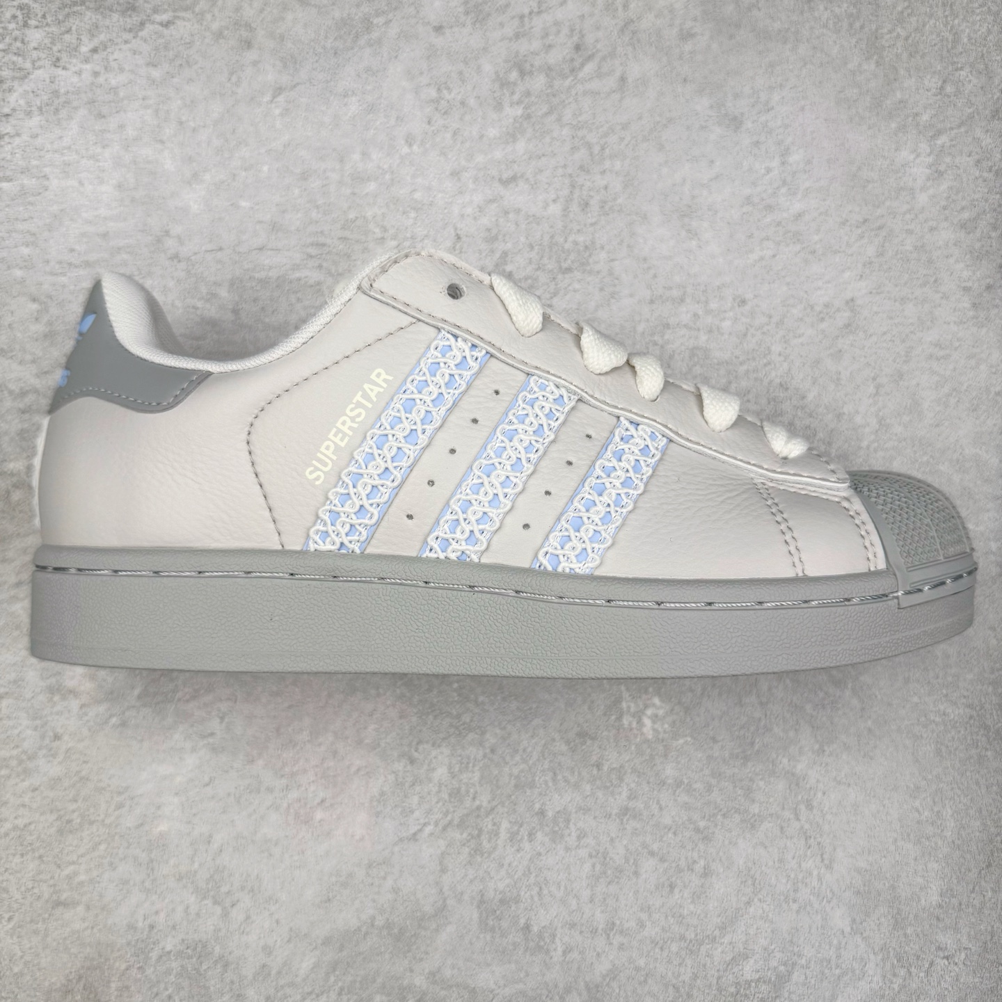 ＃XP纯原套现福利 AD Originals Superstar 经典复古贝壳头板鞋 JQ8729 诞生于1969年 是第一双将全皮面鞋 身与橡胶鞋头结合在一起的低帮篮球鞋 Superstar最开始 是作为高帮篮球鞋Pro Model的低帮版本而出现的 但因为其独特和醒目的橡胶鞋头造型而让大家熟知 被大家形象地称为\\\