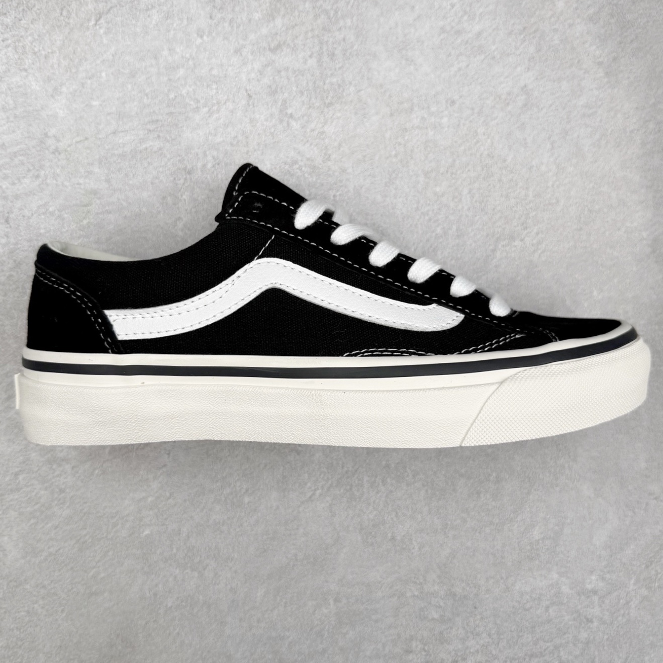 VANS高阶小头黑 OG玩家必备‼️ Vans Premium Old Skool 36 范斯高阶 小头黑白休闲硫化板鞋 OG元祖鞋型复刻 经典黑白条纹永不过时 加宽鞋楦设计 适合脚不挤脚 升级加厚记忆棉鞋垫 踩屎感直接拉满 缓震硫化底 滑板暴走都不累 货号:VN000E8VBPT 尺码:35 36 36.5 37 38 38.5 39 40 40.5 41 42 42.5 43 44-选品中心