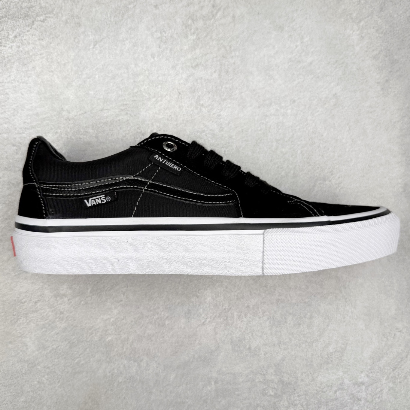 Vans Sk8-Low 和平鸽联名 范斯复古休闲硫化帆布板鞋 鞋款以SK8-Low鞋身为蓝本 鞋面以黑色麂皮搭配防水帆布材质打造整体鞋身 减震EVA鞋垫装置增强脚感体验 货号：VN0A347UVGD1 尺码：35 36 36.5 37 38 38.5 39 40 40.5 41 42 42.5 43 44-选品中心
