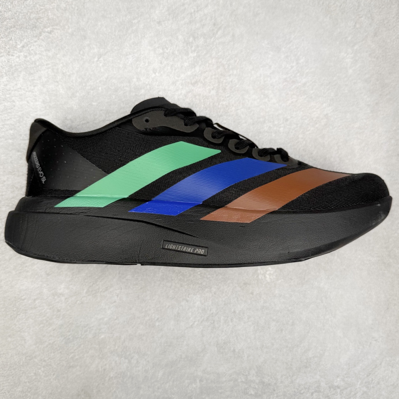 💰200 AD Adizero EVO SL 马拉松竞速专业跑鞋 KI3392 CELERMESH针织网面非常轻薄 纤维间的缝隙很大 可以保证跑步时的透气、排汗效果 鞋舌直接与两侧的内衬和鞋底连接在一起 在跑步过程中不会被鞋舌的左右移动所困扰 在标准鞋带孔的基础上再拓宽一组鞋带孔 适合不同脚型的需求 突破性 EnergyRods 技术,有助于跑者实现更好的成绩 中底独特的LIGHTSTRIKE PRO泡棉材质 微弹感觉在跑步过程中给予了良好的支撑体验 对于顶级精英和高水平进阶跑者来说 ADIOS PRO是一双值得信赖的竞速比赛用鞋 SIZE:36 36.5 37.5 38 38.5 39 40 40.5 41 42 42.5 43 44 44.5 45 编码:Fby2936040