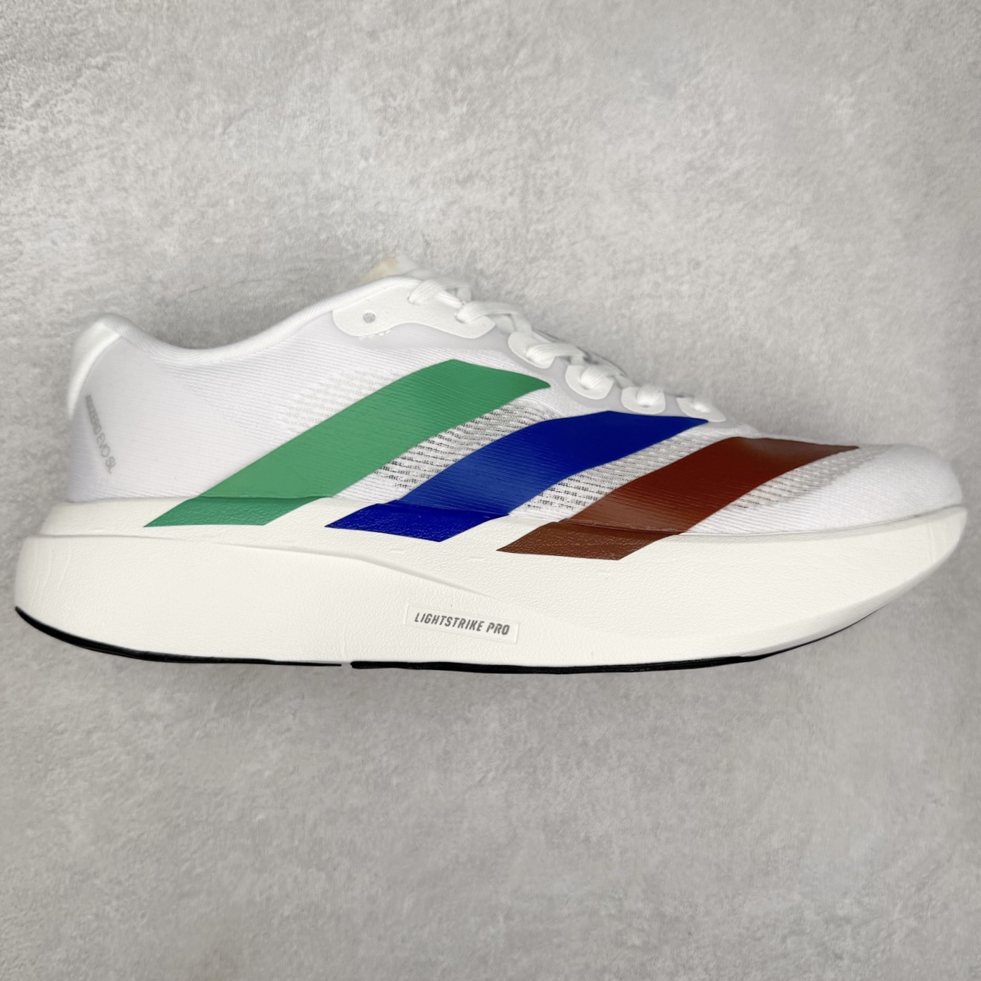 AD Adizero EVO SL 马拉松竞速专业跑鞋 KI3393 CELERMESH针织网面非常轻薄 纤维间的缝隙很大 可以保证跑步时的透气、排汗效果 鞋舌直接与两侧的内衬和鞋底连接在一起 在跑步过程中不会被鞋舌的左右移动所困扰 在标准鞋带孔的基础上再拓宽一组鞋带孔 适合不同脚型的需求 突破性 EnergyRods 技术，有助于跑者实现更好的成绩 中底独特的LIGHTSTRIKE PRO泡棉材质 微弹感觉在跑步过程中给予了良好的支撑体验 对于顶级精英和高水平进阶跑者来说 ADIOS PRO是一双值得信赖的竞速比赛用鞋 尺码：36 36.5 37.5 38 38.5 39 40 40.5 41 42 42.5 43 44 44.5 45-选品中心