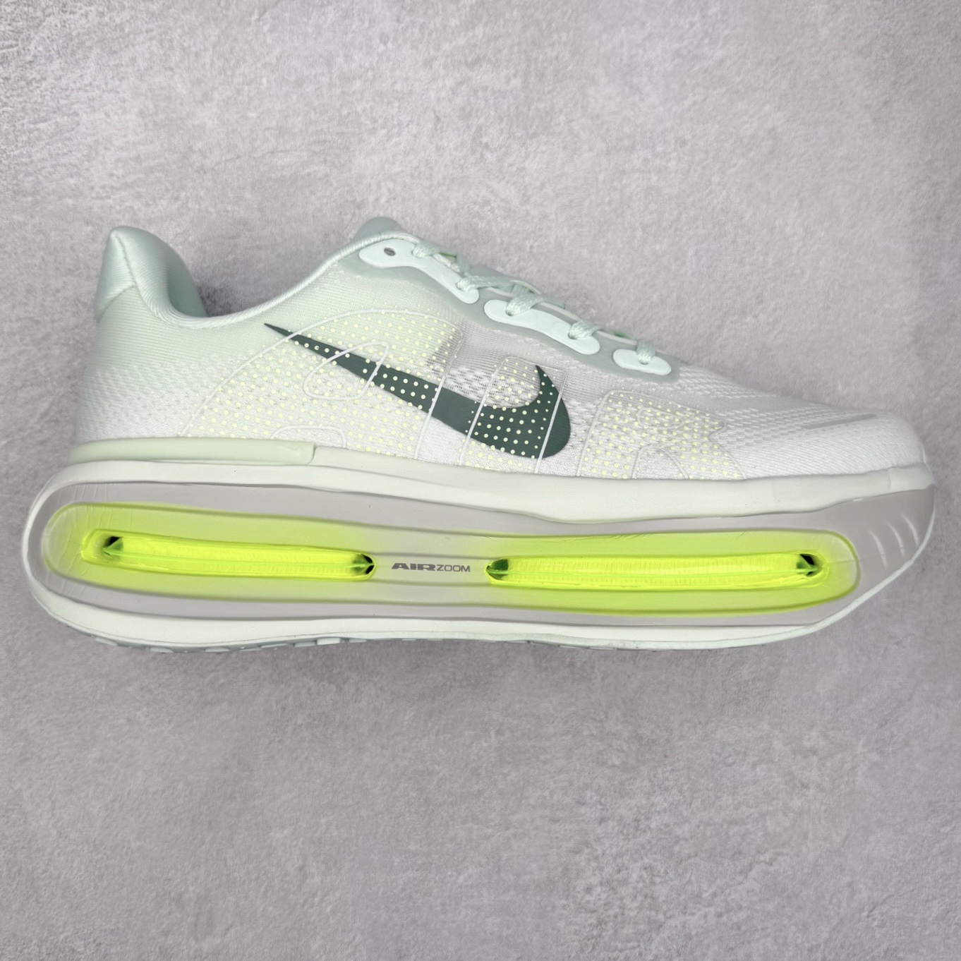 NK Vomero Premium 时尚舒适 网布防滑耐磨 低帮跑步鞋 HQ2050-300 实拍调校N版已经零色差零失真 百分百还原实物色彩所见即所得 不存在货不对板色差等低级问题 选购参考实物拍摄 不混卖不参货 只用心做好货严格选品 承诺混一赔十 尺码：36 36.5 37.5 38 38.5 39 40 40.5 41 42 42.5 43 44 44.5 45-选品中心