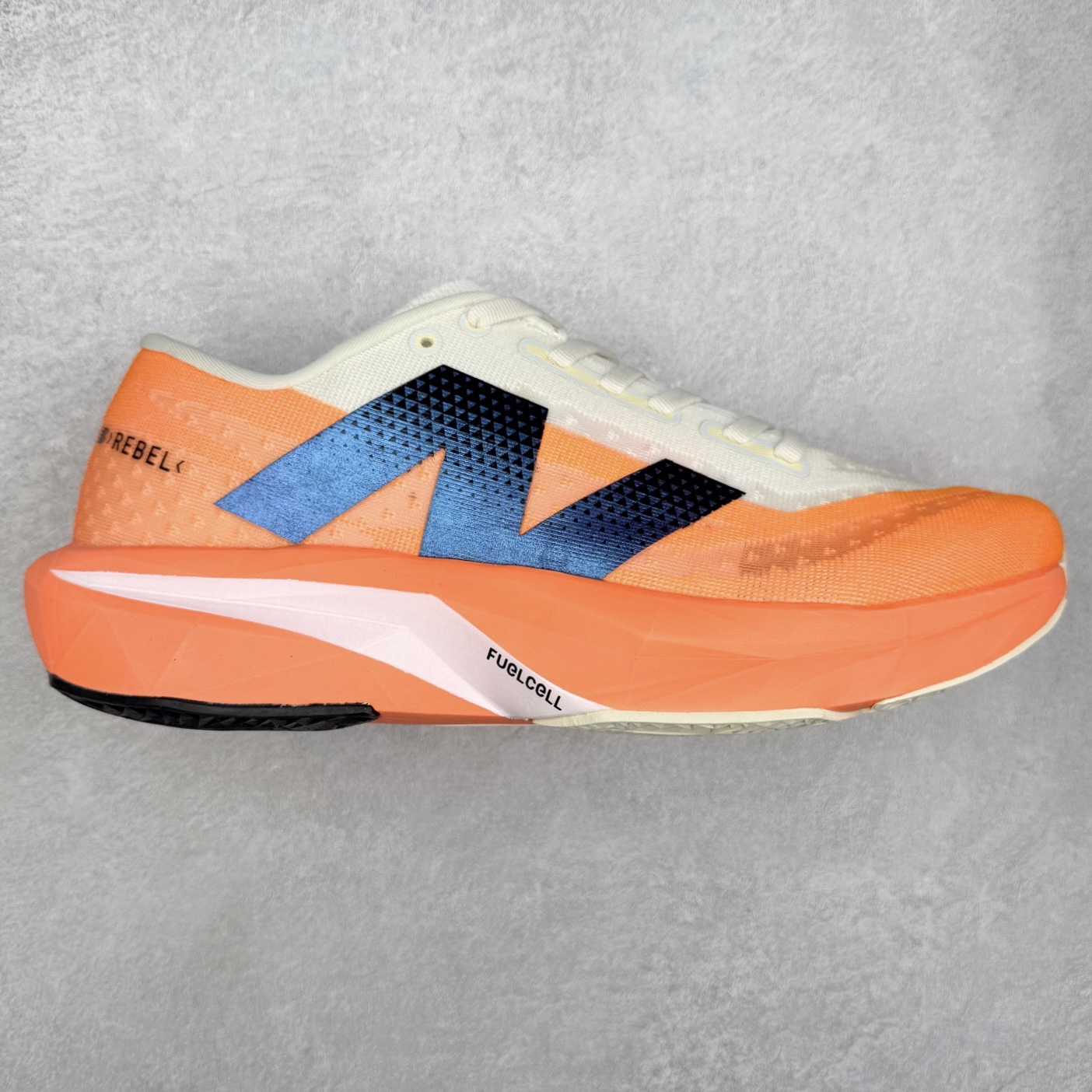 NEW BALANCE Rebel FuelCell Rebel V4 SuperComp Elite 精英版内置碳板 舒适时尚织物减震耐磨低帮马拉松轻量化跑步鞋 NB新百伦于 2019 年夏天首次发布了 Rebel 在制鞋业仍在向强调能量回报的弹力泡沫转变的时候 Rebel 确实是一个叛逆者 快进到 2024 年 Rebel v4 承诺通过重新配制的中底化合物和更高的堆叠高度提供更轻、更有弹性的跑步体验 就像New Balance SC Elite v4一样 Rebel v4 提供了完全重新设计的中底化合物 最新的混合物将 New Balance 专有的 FuelCell 泡沫（TPU 和 EVA 的混合物）与 PEBA 泡沫相结合 带来更弹跳的跑步体验 PEBA是一种超轻 高性能的泡沫 通常出现在镀碳超级鞋中 New Balance Rebel v4、ASICS Novablast 4和Brooks Hyperion Max都是精力充沛的无电镀运动鞋 在速度锻炼和快节奏中大放异彩 这三款鞋都依靠它们的中底泡沫和轻微的摇杆形状来创造一种向前滚动的感觉 而且虽然这些鞋子在堆叠高度和重量方面各不相同 但它们提供了相似的软硬比例 有足够的流行力来加快步伐 尺码：36 37 37.5 38 38.5 39.5 40 40.5 41.5 42 42.5 43 44 45-选品中心
