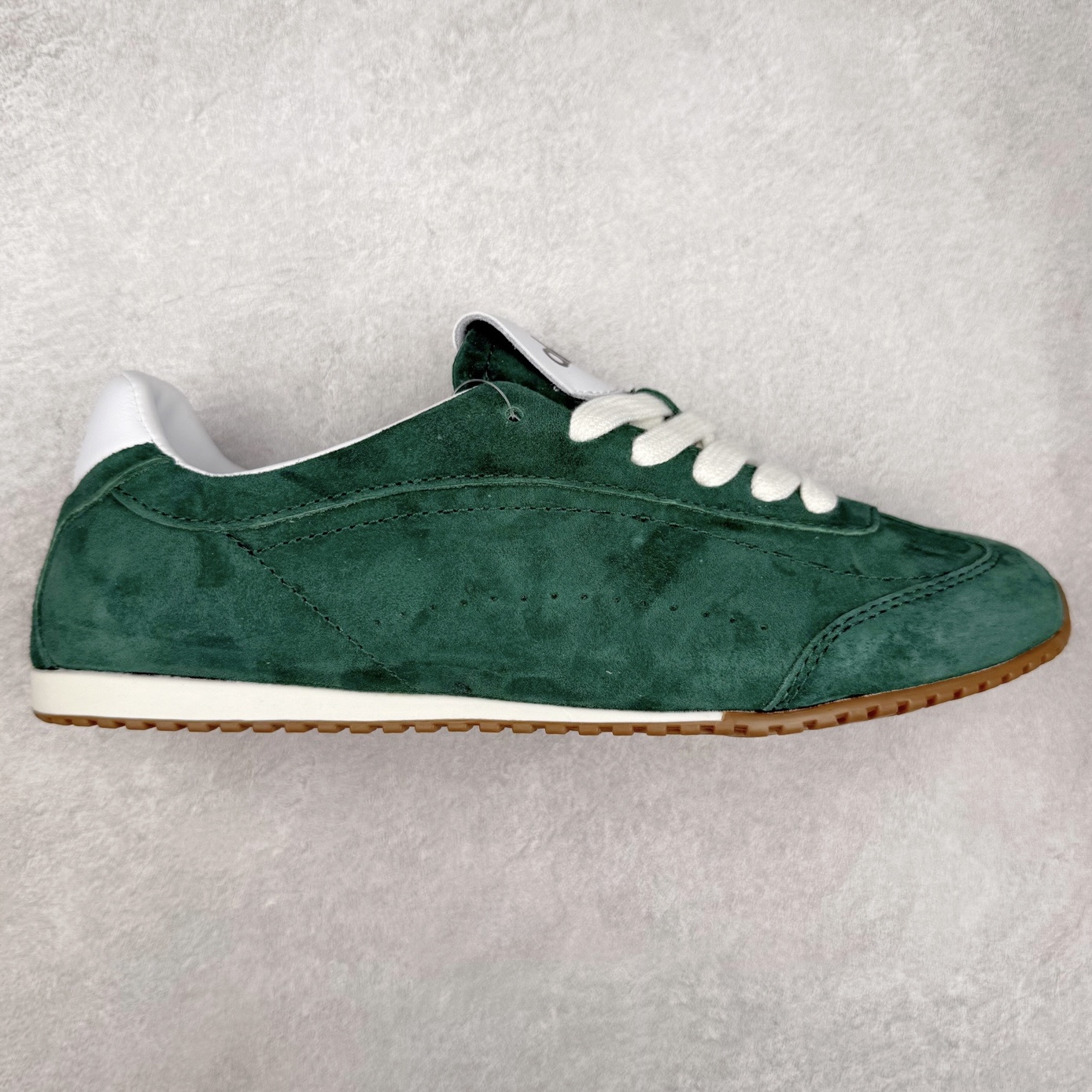 Alo yoga Sunset 舒适生活休闲鞋 男女同款 品牌故事Alo Yoga于2007年创立于洛杉矶，意在传播有意识的运动，同时激发人们的健康识与创造力。品牌的核心理念在于制作能够带来完美体验的瑜伽服饰与功能性单品，让有意识的运动融入并改变生活。Alo Yoga将其设计延伸到日常服饰概念，坚持不懈地捕捉当代时尚潮流，将品牌的运动美学理念、精致前卫的设计与舒适功能面料完美结合。与此同时，Alo Yoga的设计受到了时尚界人士与名人们的追捧，Talor Swift、Kendall Jenner等街拍照片中都曾出现品牌不同单品的身影。实拍调校N版已经零色差零失真 百分百还原实物色彩所见即所得 不存在货不对板色差等低级问题 选购参考实物拍摄 不混卖不参货 只用心做好货严格选品 承诺混一赔十 尺码：36 36.5 37.5 38 38.5 39 40 40.5 41 42 42.5 43 44 44.5 45-选品中心