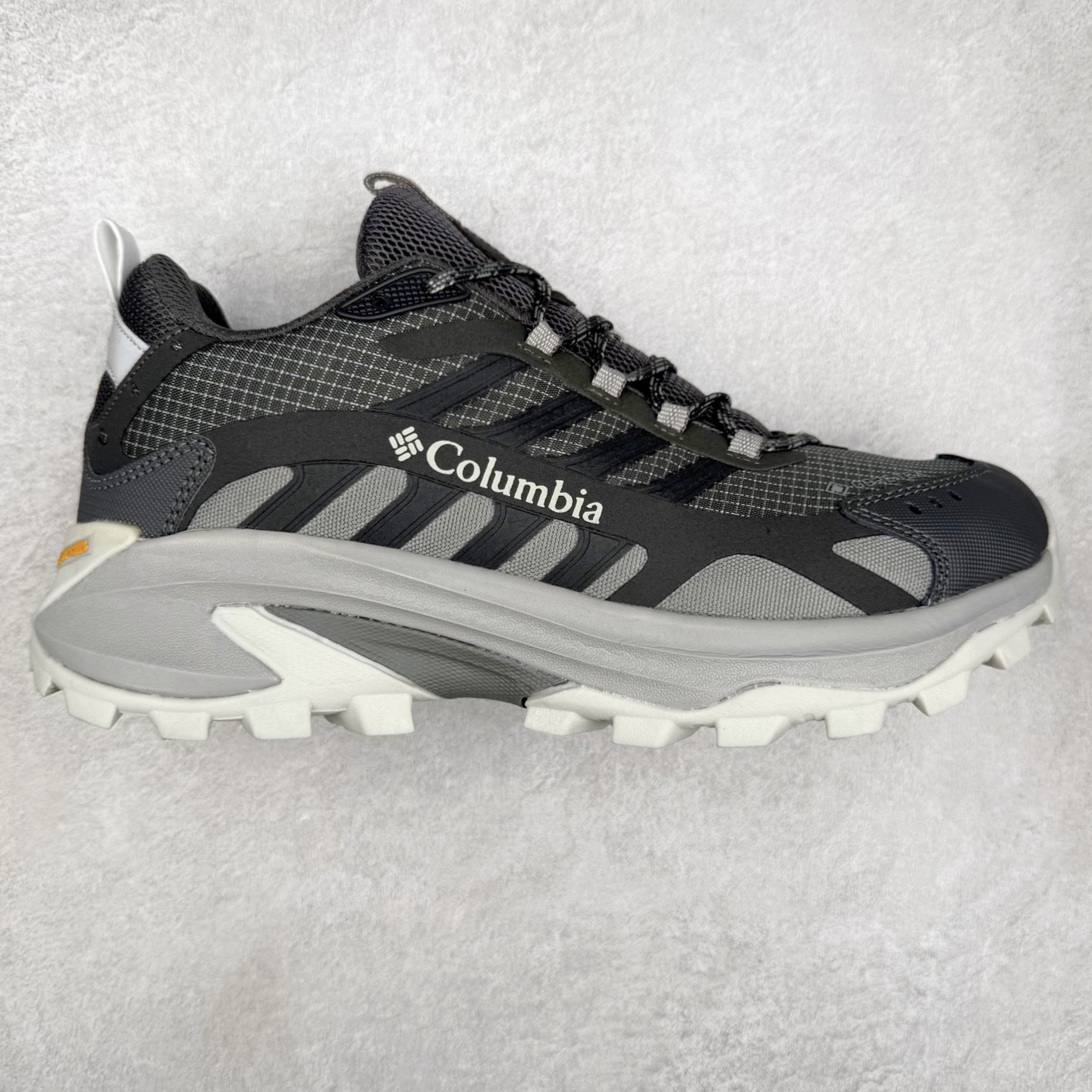 Columbia 哥伦比亚户外登山鞋休闲鞋户外越野徒步鞋广东大厂品质 面料采用进口磨砂牛皮 鞋底采用Vibram黄金大底 专门为鞋底设计的橡胶以出色的耐磨性，良好的防滑性，均匀的质地获得了众多品牌的认可Columbia成立于1938年，源自美国俄勒 州波特兰市，是有着80年悠久历史的国际户外品牌。作为户外科技的先驱者，哥伦比亚倡导“Tested Tough要玩就玩真的”品牌精神。实地测试文化作为其品牌基因，致力透过产品传递品牌精髓.Columbia执着于让消费者在户外得到专业的真实保护，可以更长时间地享受户外乐趣 尺码：40-45（运动码）-选品中心