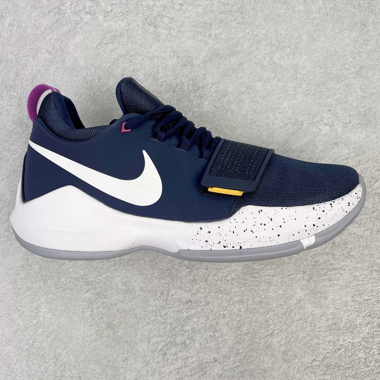 图片[7]-＃K版纯原福利 NK Paul George PG1 保罗乔治一代签名篮球鞋 网眼布面与麂皮材质拼接合成的鞋身充满质感 鞋面与鞋底的鱼鳞纹路、携带扣的浮标形状设计的灵感来自于乔治最大的个人爱好一钓鱼 鞋身的F引ywire动态飞线与大绑带设计为球鞋提供了非常优秀的包妻和稳定性 中底则使用了Phylon泡棉加前掌Zoom Air气垫 带来轻盈而富有回弹力的缓震效果 球鞋后部的3M反光条设计则寓意着他那次著名的受伤事件 尺码：39 40 40.5 41 42 42.5 43 44 44.5 45 46-选品中心