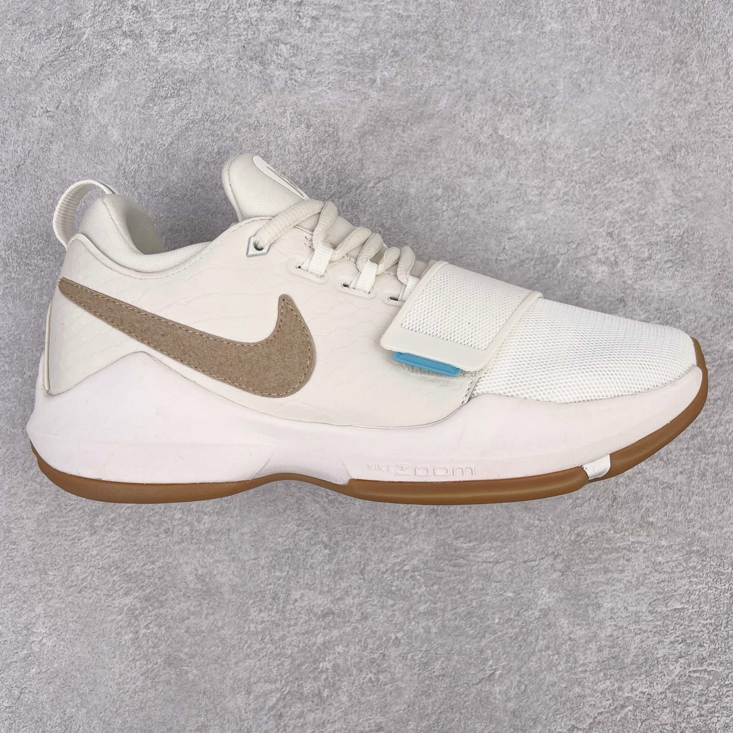 ＃K版纯原福利 NK Paul George PG1 保罗乔治一代签名篮球鞋 象牙白 878682-110 网眼布面与麂皮材质拼接合成的鞋身充满质感 鞋面与鞋底的鱼鳞纹路、携带扣的浮标形状设计的灵感来自于乔治最大的个人爱好一钓鱼 鞋身的F引ywire动态飞线与大绑带设计为球鞋提供了非常优秀的包妻和稳定性 中底则使用了Phylon泡棉加前掌Zoom Air气垫 带来轻盈而富有回弹力的缓震效果 球鞋后部的3M反光条设计则寓意着他那次著名的受伤事件 尺码：39 40 40.5 41 42 42.5 43 44 44.5 45 46-选品中心