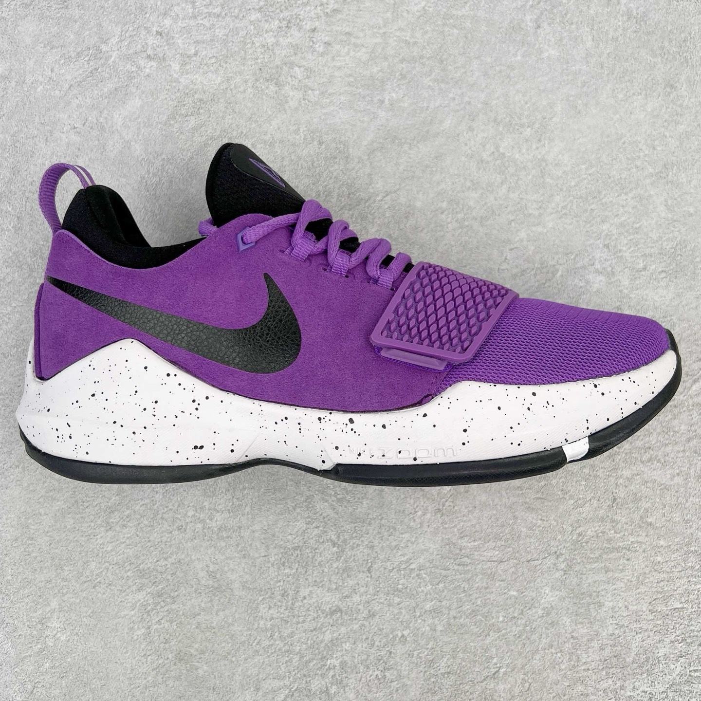 ＃K版纯原福利 NK Paul George PG1 保罗乔治一代签名篮球鞋 紫罗兰 878628-500 网眼布面与麂皮材质拼接合成的鞋身充满质感 鞋面与鞋底的鱼鳞纹路、携带扣的浮标形状设计的灵感来自于乔治最大的个人爱好一钓鱼 鞋身的F引ywire动态飞线与大绑带设计为球鞋提供了非常优秀的包妻和稳定性 中底则使用了Phylon泡棉加前掌Zoom Air气垫 带来轻盈而富有回弹力的缓震效果 球鞋后部的3M反光条设计则寓意着他那次著名的受伤事件 尺码：39 40 40.5 41 42 42.5 43 44 44.5 45 46-选品中心