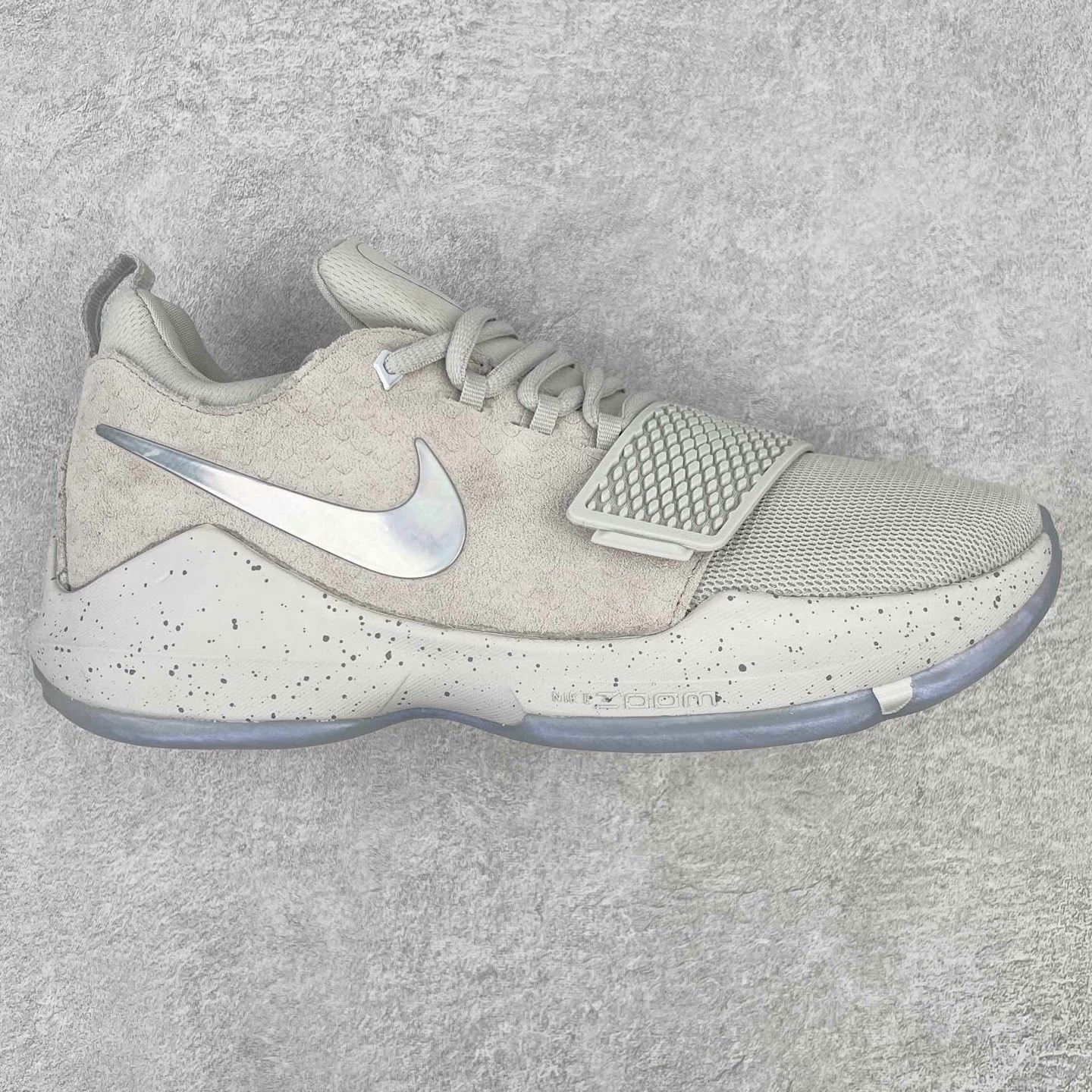 图片[2]-＃K版纯原福利 NK Paul George PG1 保罗乔治一代签名篮球鞋 网眼布面与麂皮材质拼接合成的鞋身充满质感 鞋面与鞋底的鱼鳞纹路、携带扣的浮标形状设计的灵感来自于乔治最大的个人爱好一钓鱼 鞋身的F引ywire动态飞线与大绑带设计为球鞋提供了非常优秀的包妻和稳定性 中底则使用了Phylon泡棉加前掌Zoom Air气垫 带来轻盈而富有回弹力的缓震效果 球鞋后部的3M反光条设计则寓意着他那次著名的受伤事件 尺码：39 40 40.5 41 42 42.5 43 44 44.5 45 46-选品中心