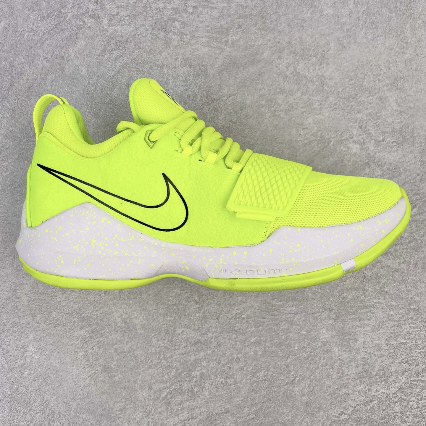 ＃K版纯原福利 NK Paul George PG1 保罗乔治一代签名篮球鞋 荧光绿 878627-700 网眼布面与麂皮材质拼接合成的鞋身充满质感 鞋面与鞋底的鱼鳞纹路、携带扣的浮标形状设计的灵感来自于乔治最大的个人爱好一钓鱼 鞋身的F引ywire动态飞线与大绑带设计为球鞋提供了非常优秀的包妻和稳定性 中底则使用了Phylon泡棉加前掌Zoom Air气垫 带来轻盈而富有回弹力的缓震效果 球鞋后部的3M反光条设计则寓意着他那次著名的受伤事件 尺码：39 40 40.5 41 42 42.5 43 44 44.5 45 46-选品中心