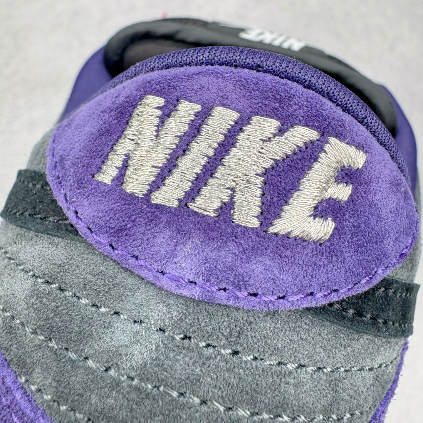 图片[17]-＃纯原 Supreme x Nk Dunk SB Dunk Low 舒适 防滑耐磨低帮板鞋 男女同款 联名欧洲限定紫色 HQ8487-500 独家原厂航空铝磨具打磨大底 鞋头坡度极致还原 原盒原配 圈内天花板工艺 原厂冲刀 超高清洁度 全鞋零毛边皮料切割 全套原楦原模倾力打造完美版型 采用原厂百宏鞋带以及原厂百宏织唛舌标 内标可供原厂几率过验 原厂中底布黄色点胶 原厂中底布拉帮走线遵循公司‼️尺码：36 36.5 37.5 38 38.5 39 40 40.5 41 42 42.5 43 44 44.5 45 46 47.5-选品中心