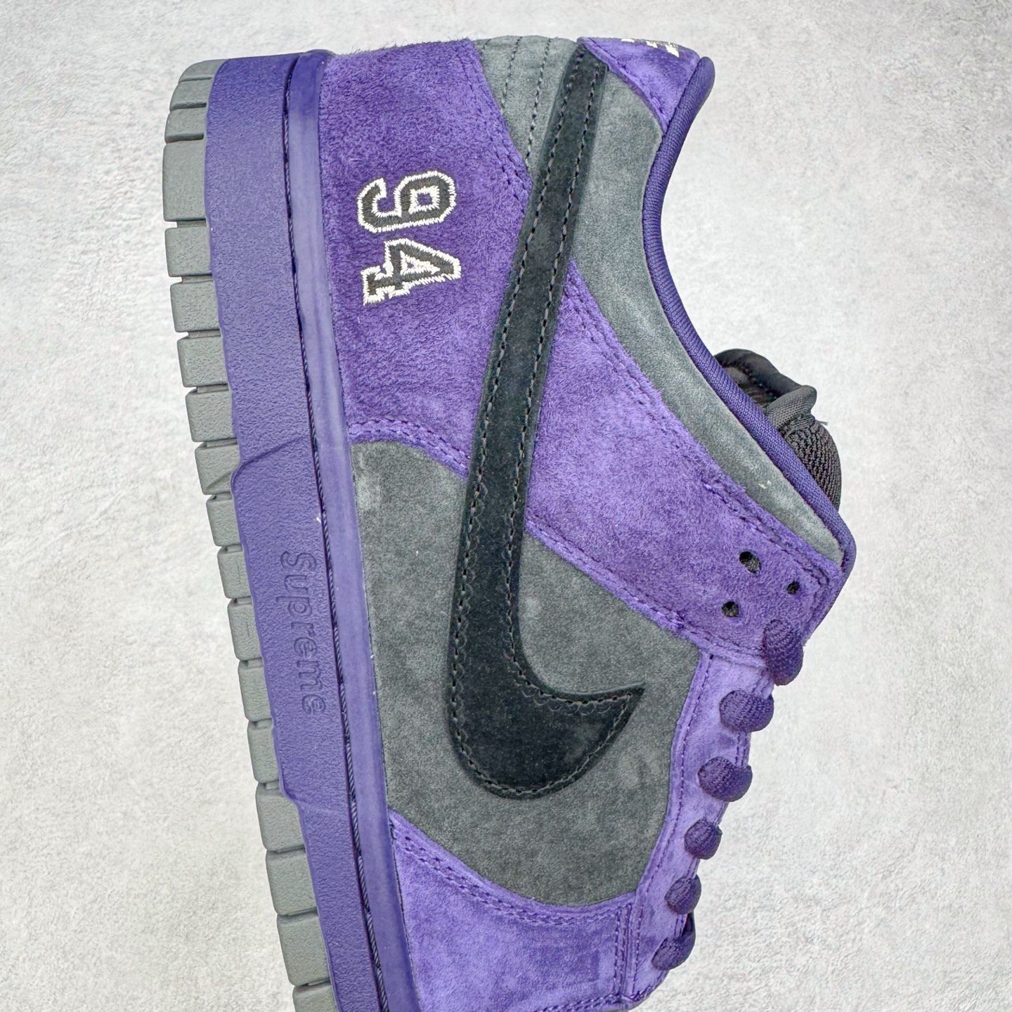 图片[6]-＃纯原 Supreme x Nk Dunk SB Dunk Low 舒适 防滑耐磨低帮板鞋 男女同款 联名欧洲限定紫色 HQ8487-500 独家原厂航空铝磨具打磨大底 鞋头坡度极致还原 原盒原配 圈内天花板工艺 原厂冲刀 超高清洁度 全鞋零毛边皮料切割 全套原楦原模倾力打造完美版型 采用原厂百宏鞋带以及原厂百宏织唛舌标 内标可供原厂几率过验 原厂中底布黄色点胶 原厂中底布拉帮走线遵循公司‼️尺码：36 36.5 37.5 38 38.5 39 40 40.5 41 42 42.5 43 44 44.5 45 46 47.5-选品中心