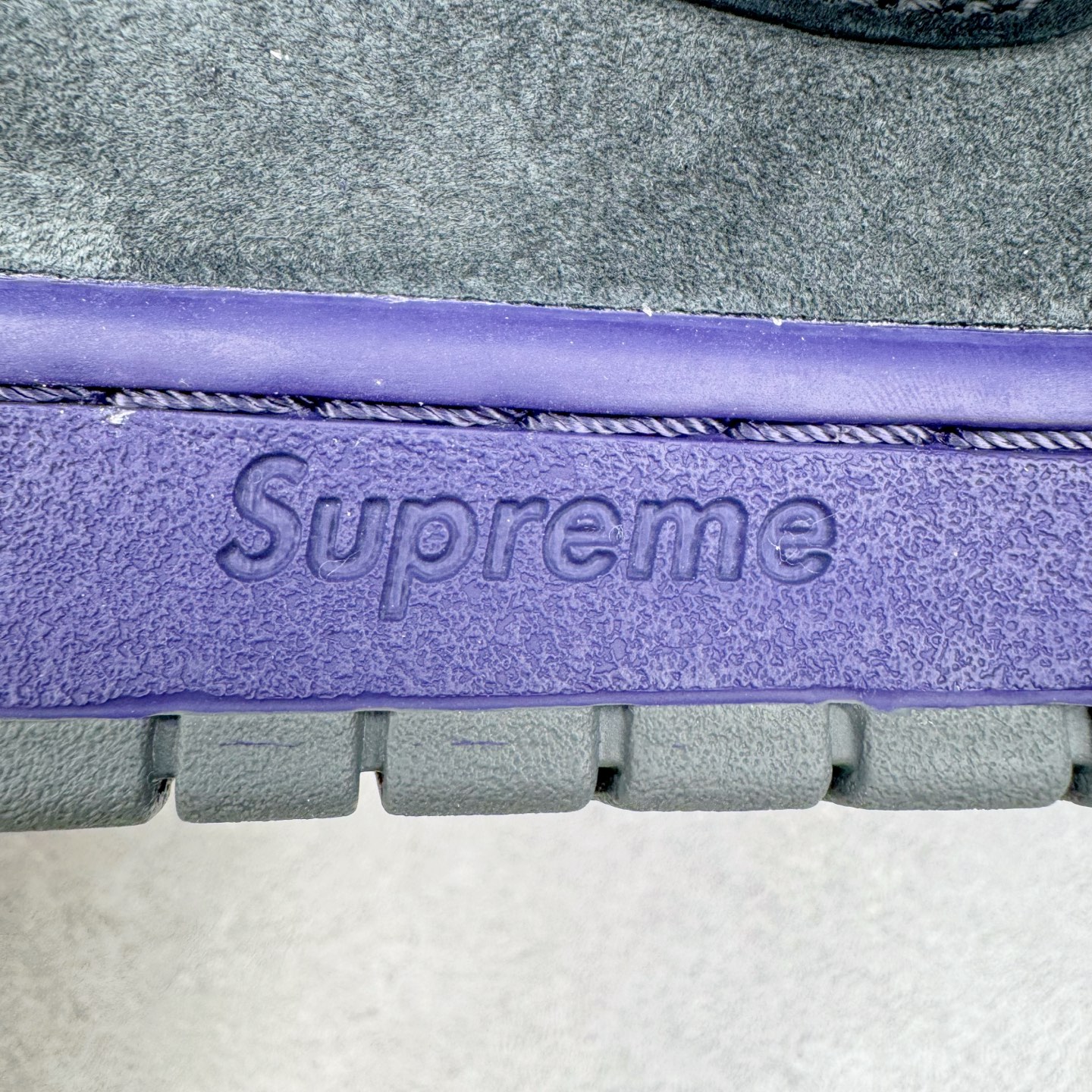 图片[19]-＃纯原 Supreme x Nk Dunk SB Dunk Low 舒适 防滑耐磨低帮板鞋 男女同款 联名欧洲限定紫色 HQ8487-500 独家原厂航空铝磨具打磨大底 鞋头坡度极致还原 原盒原配 圈内天花板工艺 原厂冲刀 超高清洁度 全鞋零毛边皮料切割 全套原楦原模倾力打造完美版型 采用原厂百宏鞋带以及原厂百宏织唛舌标 内标可供原厂几率过验 原厂中底布黄色点胶 原厂中底布拉帮走线遵循公司‼️尺码：36 36.5 37.5 38 38.5 39 40 40.5 41 42 42.5 43 44 44.5 45 46 47.5-选品中心