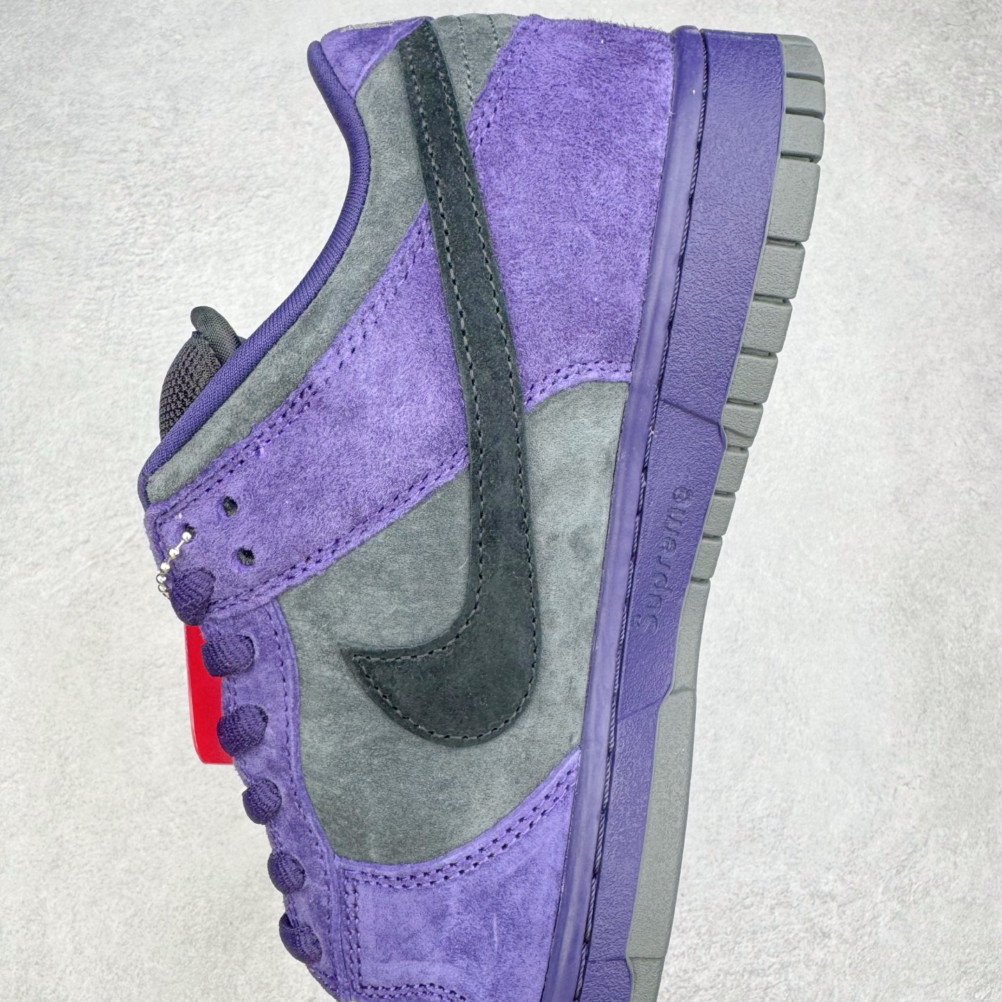 图片[7]-＃纯原 Supreme x Nk Dunk SB Dunk Low 舒适 防滑耐磨低帮板鞋 男女同款 联名欧洲限定紫色 HQ8487-500 独家原厂航空铝磨具打磨大底 鞋头坡度极致还原 原盒原配 圈内天花板工艺 原厂冲刀 超高清洁度 全鞋零毛边皮料切割 全套原楦原模倾力打造完美版型 采用原厂百宏鞋带以及原厂百宏织唛舌标 内标可供原厂几率过验 原厂中底布黄色点胶 原厂中底布拉帮走线遵循公司‼️尺码：36 36.5 37.5 38 38.5 39 40 40.5 41 42 42.5 43 44 44.5 45 46 47.5-选品中心