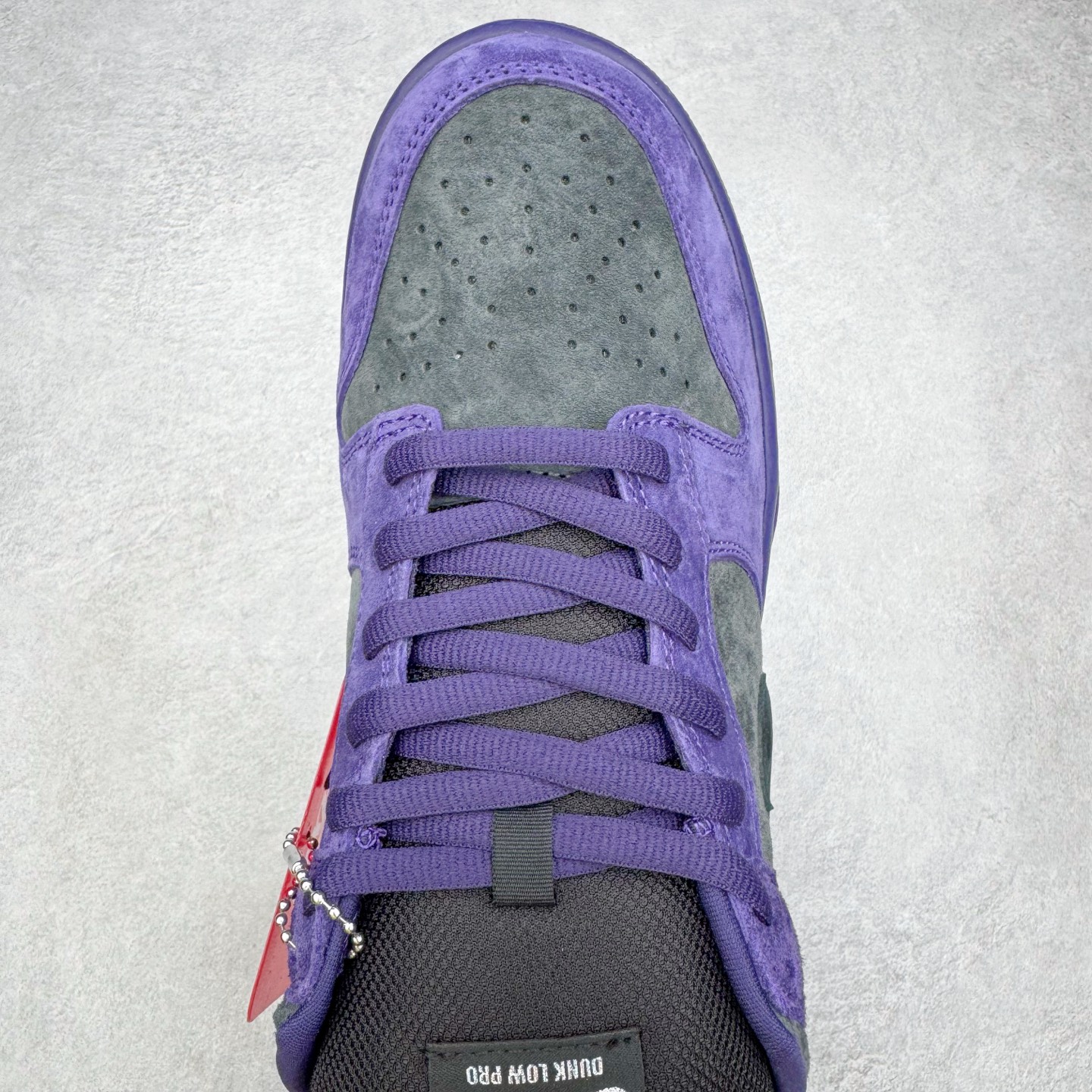 图片[4]-＃纯原 Supreme x Nk Dunk SB Dunk Low 舒适 防滑耐磨低帮板鞋 男女同款 联名欧洲限定紫色 HQ8487-500 独家原厂航空铝磨具打磨大底 鞋头坡度极致还原 原盒原配 圈内天花板工艺 原厂冲刀 超高清洁度 全鞋零毛边皮料切割 全套原楦原模倾力打造完美版型 采用原厂百宏鞋带以及原厂百宏织唛舌标 内标可供原厂几率过验 原厂中底布黄色点胶 原厂中底布拉帮走线遵循公司‼️尺码：36 36.5 37.5 38 38.5 39 40 40.5 41 42 42.5 43 44 44.5 45 46 47.5-选品中心