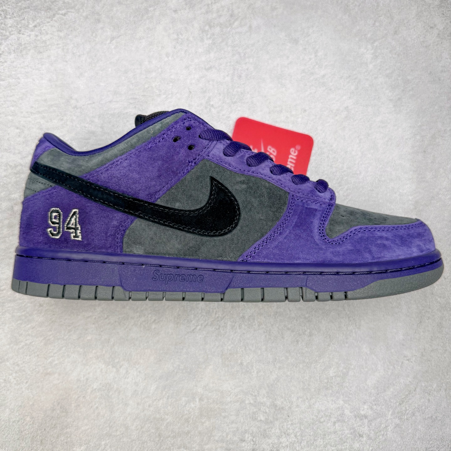 ＃纯原 Supreme x Nk Dunk SB Dunk Low 舒适 防滑耐磨低帮板鞋 男女同款 联名欧洲限定紫色 HQ8487-500 独家原厂航空铝磨具打磨大底 鞋头坡度极致还原 原盒原配 圈内天花板工艺 原厂冲刀 超高清洁度 全鞋零毛边皮料切割 全套原楦原模倾力打造完美版型 采用原厂百宏鞋带以及原厂百宏织唛舌标 内标可供原厂几率过验 原厂中底布黄色点胶 原厂中底布拉帮走线遵循公司‼️尺码：36 36.5 37.5 38 38.5 39 40 40.5 41 42 42.5 43 44 44.5 45 46 47.5-选品中心