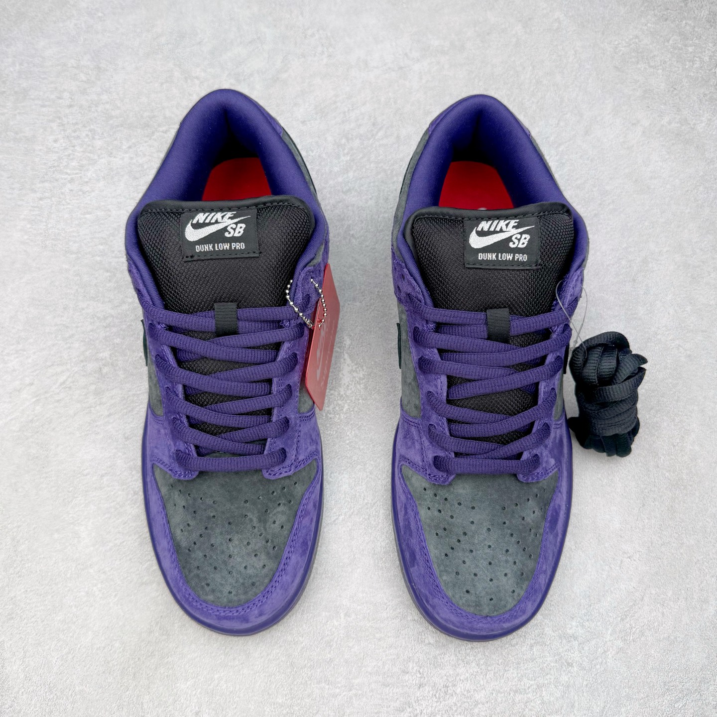 图片[2]-＃纯原 Supreme x Nk Dunk SB Dunk Low 舒适 防滑耐磨低帮板鞋 男女同款 联名欧洲限定紫色 HQ8487-500 独家原厂航空铝磨具打磨大底 鞋头坡度极致还原 原盒原配 圈内天花板工艺 原厂冲刀 超高清洁度 全鞋零毛边皮料切割 全套原楦原模倾力打造完美版型 采用原厂百宏鞋带以及原厂百宏织唛舌标 内标可供原厂几率过验 原厂中底布黄色点胶 原厂中底布拉帮走线遵循公司‼️尺码：36 36.5 37.5 38 38.5 39 40 40.5 41 42 42.5 43 44 44.5 45 46 47.5-选品中心