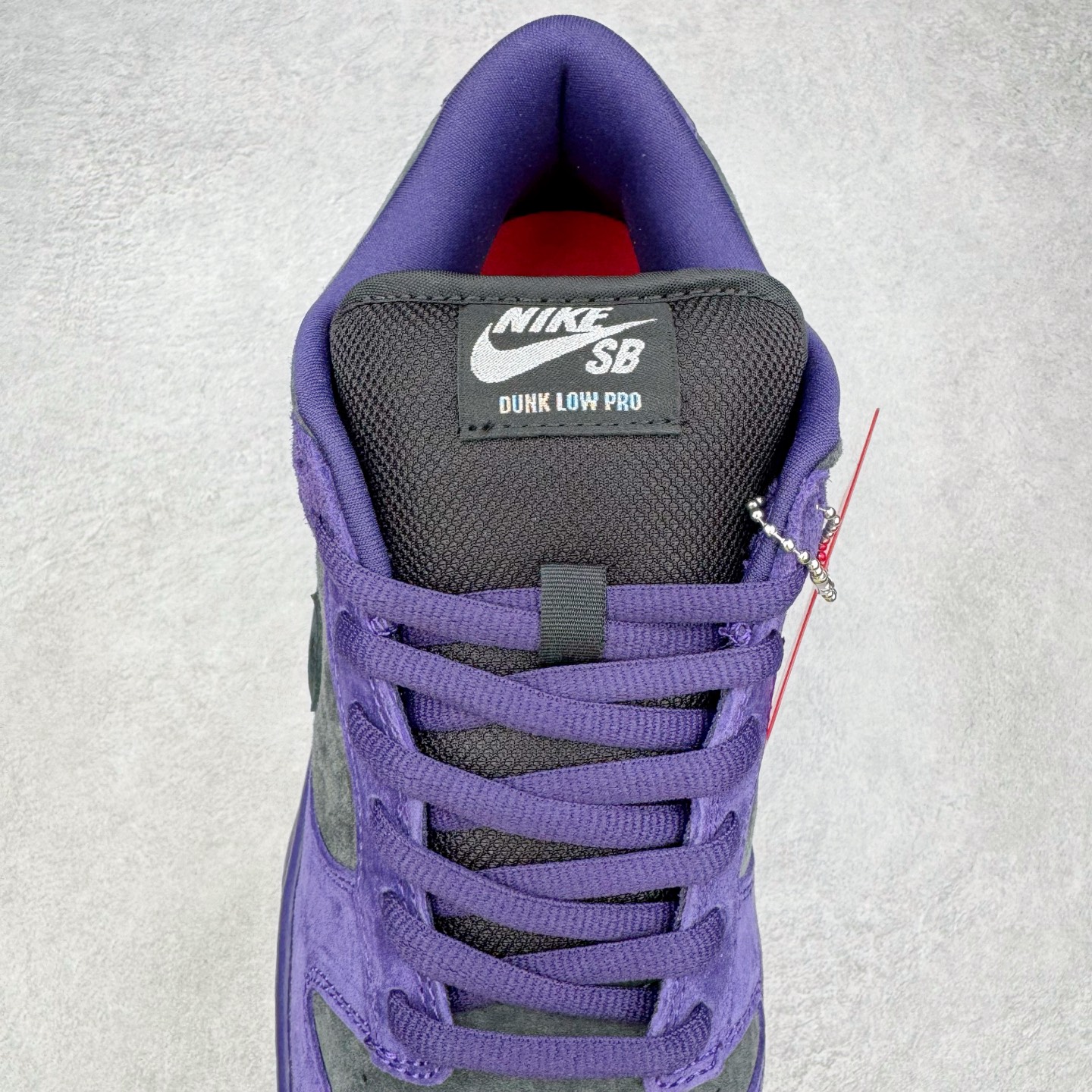 图片[5]-＃纯原 Supreme x Nk Dunk SB Dunk Low 舒适 防滑耐磨低帮板鞋 男女同款 联名欧洲限定紫色 HQ8487-500 独家原厂航空铝磨具打磨大底 鞋头坡度极致还原 原盒原配 圈内天花板工艺 原厂冲刀 超高清洁度 全鞋零毛边皮料切割 全套原楦原模倾力打造完美版型 采用原厂百宏鞋带以及原厂百宏织唛舌标 内标可供原厂几率过验 原厂中底布黄色点胶 原厂中底布拉帮走线遵循公司‼️尺码：36 36.5 37.5 38 38.5 39 40 40.5 41 42 42.5 43 44 44.5 45 46 47.5-选品中心