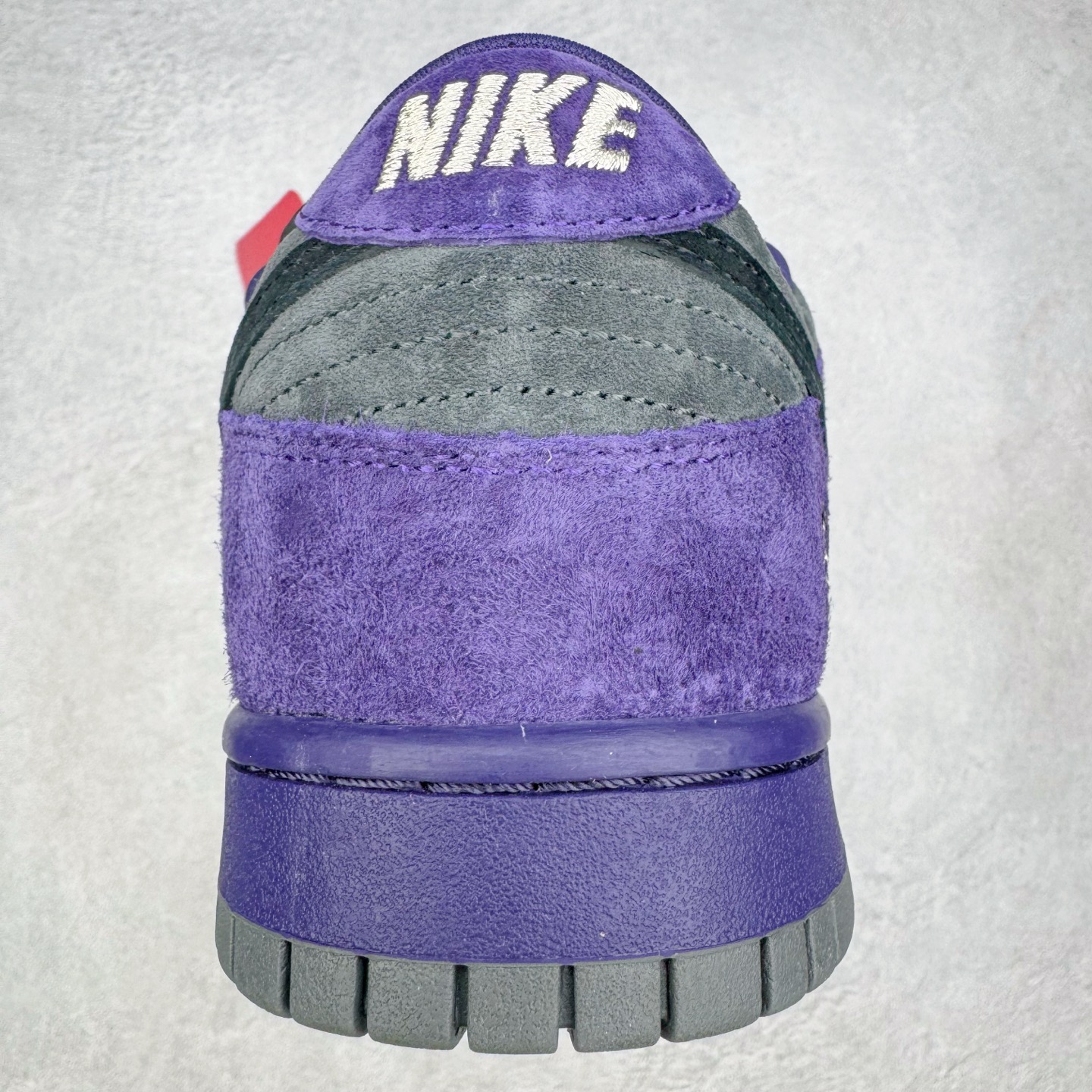 图片[8]-＃纯原 Supreme x Nk Dunk SB Dunk Low 舒适 防滑耐磨低帮板鞋 男女同款 联名欧洲限定紫色 HQ8487-500 独家原厂航空铝磨具打磨大底 鞋头坡度极致还原 原盒原配 圈内天花板工艺 原厂冲刀 超高清洁度 全鞋零毛边皮料切割 全套原楦原模倾力打造完美版型 采用原厂百宏鞋带以及原厂百宏织唛舌标 内标可供原厂几率过验 原厂中底布黄色点胶 原厂中底布拉帮走线遵循公司‼️尺码：36 36.5 37.5 38 38.5 39 40 40.5 41 42 42.5 43 44 44.5 45 46 47.5-选品中心