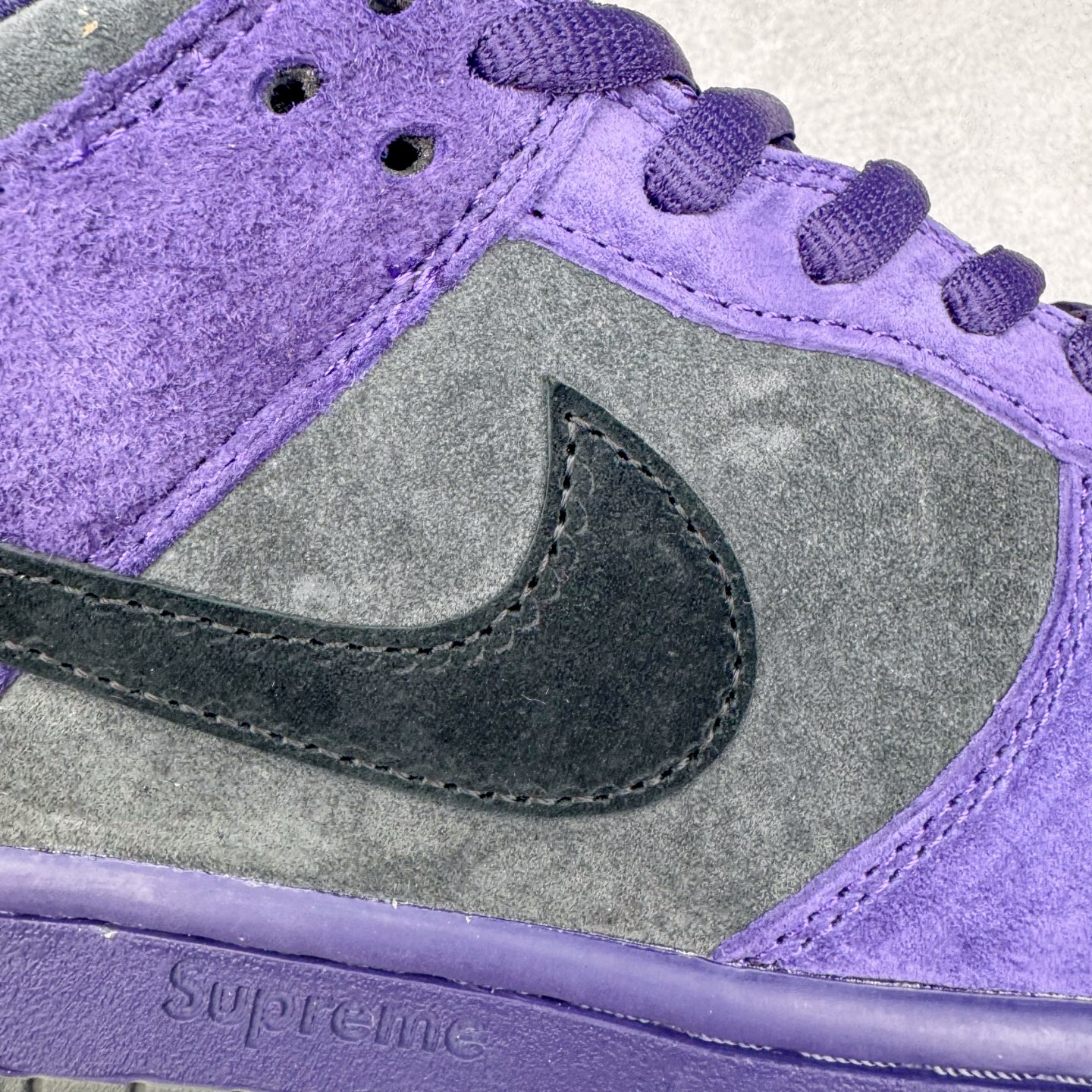 图片[20]-＃纯原 Supreme x Nk Dunk SB Dunk Low 舒适 防滑耐磨低帮板鞋 男女同款 联名欧洲限定紫色 HQ8487-500 独家原厂航空铝磨具打磨大底 鞋头坡度极致还原 原盒原配 圈内天花板工艺 原厂冲刀 超高清洁度 全鞋零毛边皮料切割 全套原楦原模倾力打造完美版型 采用原厂百宏鞋带以及原厂百宏织唛舌标 内标可供原厂几率过验 原厂中底布黄色点胶 原厂中底布拉帮走线遵循公司‼️尺码：36 36.5 37.5 38 38.5 39 40 40.5 41 42 42.5 43 44 44.5 45 46 47.5-选品中心