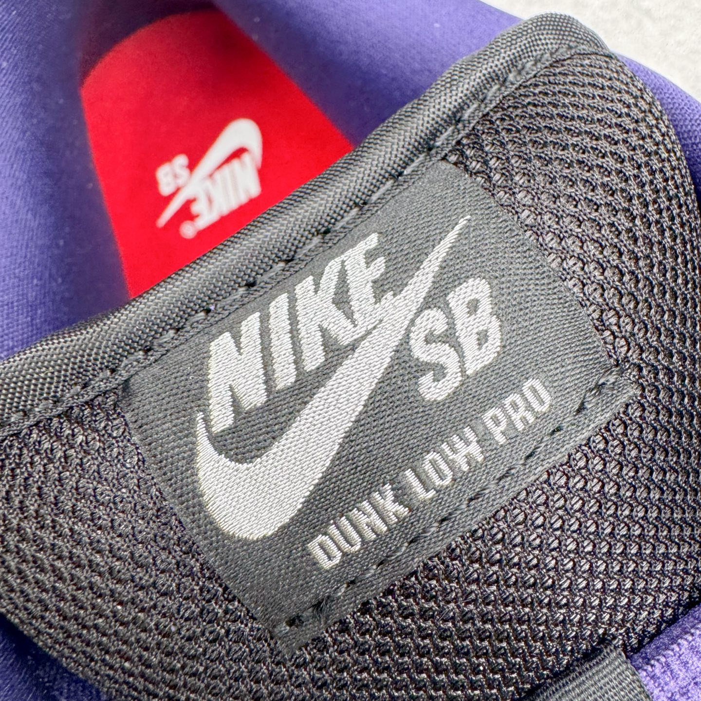 图片[15]-＃纯原 Supreme x Nk Dunk SB Dunk Low 舒适 防滑耐磨低帮板鞋 男女同款 联名欧洲限定紫色 HQ8487-500 独家原厂航空铝磨具打磨大底 鞋头坡度极致还原 原盒原配 圈内天花板工艺 原厂冲刀 超高清洁度 全鞋零毛边皮料切割 全套原楦原模倾力打造完美版型 采用原厂百宏鞋带以及原厂百宏织唛舌标 内标可供原厂几率过验 原厂中底布黄色点胶 原厂中底布拉帮走线遵循公司‼️尺码：36 36.5 37.5 38 38.5 39 40 40.5 41 42 42.5 43 44 44.5 45 46 47.5-选品中心