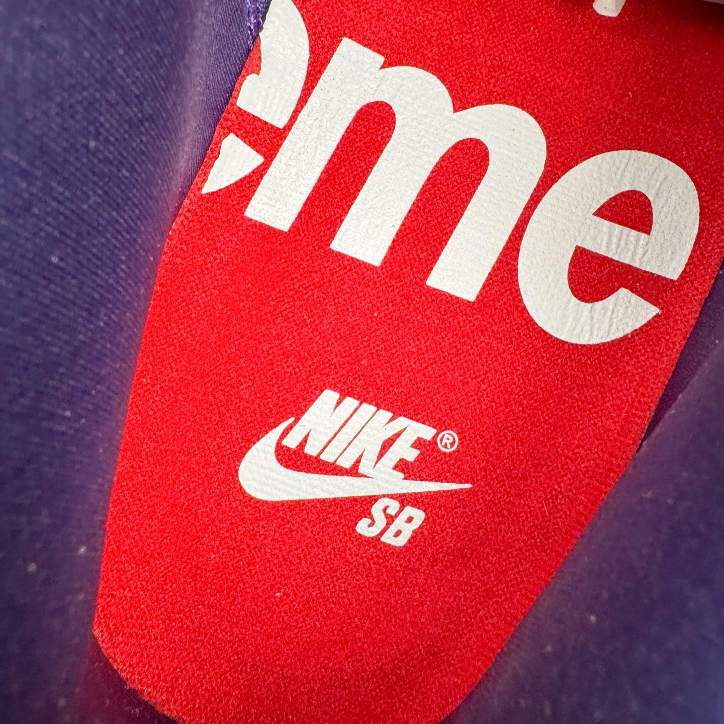 图片[13]-＃纯原 Supreme x Nk Dunk SB Dunk Low 舒适 防滑耐磨低帮板鞋 男女同款 联名欧洲限定紫色 HQ8487-500 独家原厂航空铝磨具打磨大底 鞋头坡度极致还原 原盒原配 圈内天花板工艺 原厂冲刀 超高清洁度 全鞋零毛边皮料切割 全套原楦原模倾力打造完美版型 采用原厂百宏鞋带以及原厂百宏织唛舌标 内标可供原厂几率过验 原厂中底布黄色点胶 原厂中底布拉帮走线遵循公司‼️尺码：36 36.5 37.5 38 38.5 39 40 40.5 41 42 42.5 43 44 44.5 45 46 47.5-选品中心