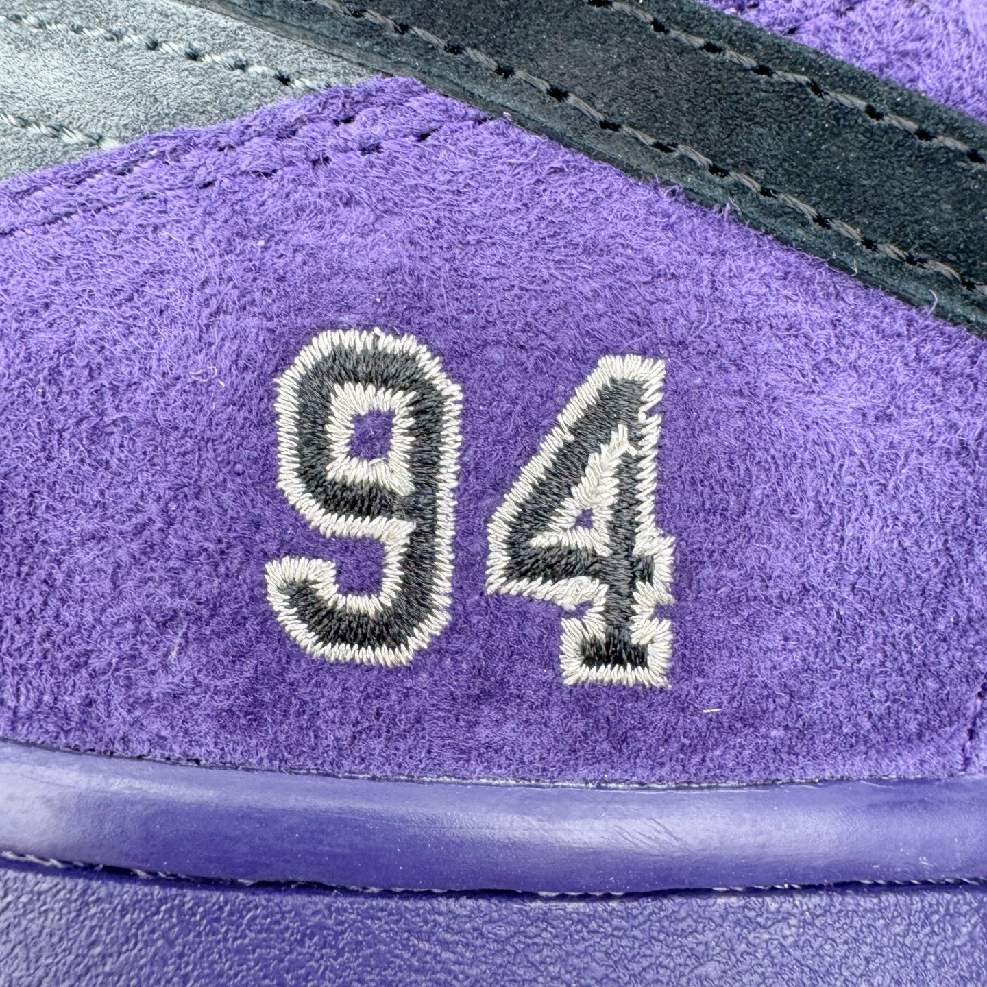 图片[18]-＃纯原 Supreme x Nk Dunk SB Dunk Low 舒适 防滑耐磨低帮板鞋 男女同款 联名欧洲限定紫色 HQ8487-500 独家原厂航空铝磨具打磨大底 鞋头坡度极致还原 原盒原配 圈内天花板工艺 原厂冲刀 超高清洁度 全鞋零毛边皮料切割 全套原楦原模倾力打造完美版型 采用原厂百宏鞋带以及原厂百宏织唛舌标 内标可供原厂几率过验 原厂中底布黄色点胶 原厂中底布拉帮走线遵循公司‼️尺码：36 36.5 37.5 38 38.5 39 40 40.5 41 42 42.5 43 44 44.5 45 46 47.5-选品中心