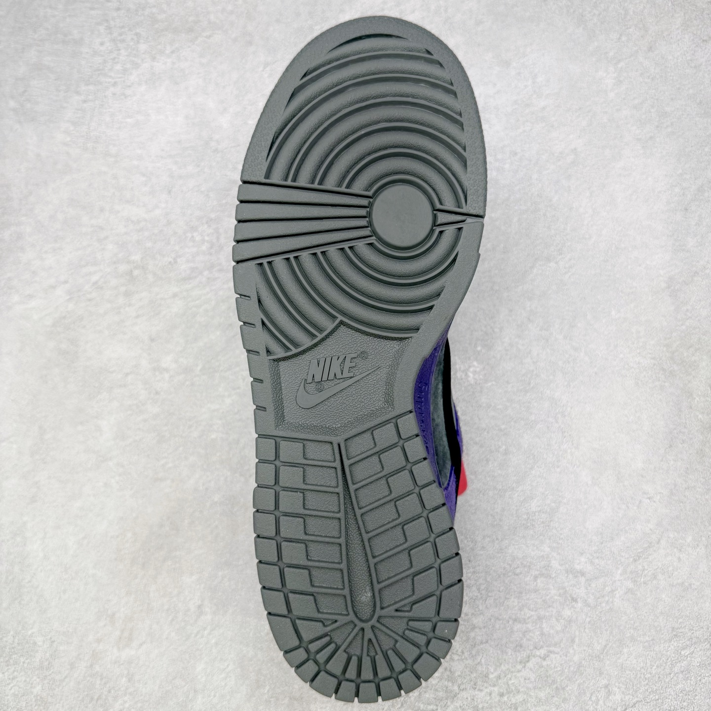 图片[9]-＃纯原 Supreme x Nk Dunk SB Dunk Low 舒适 防滑耐磨低帮板鞋 男女同款 联名欧洲限定紫色 HQ8487-500 独家原厂航空铝磨具打磨大底 鞋头坡度极致还原 原盒原配 圈内天花板工艺 原厂冲刀 超高清洁度 全鞋零毛边皮料切割 全套原楦原模倾力打造完美版型 采用原厂百宏鞋带以及原厂百宏织唛舌标 内标可供原厂几率过验 原厂中底布黄色点胶 原厂中底布拉帮走线遵循公司‼️尺码：36 36.5 37.5 38 38.5 39 40 40.5 41 42 42.5 43 44 44.5 45 46 47.5-选品中心