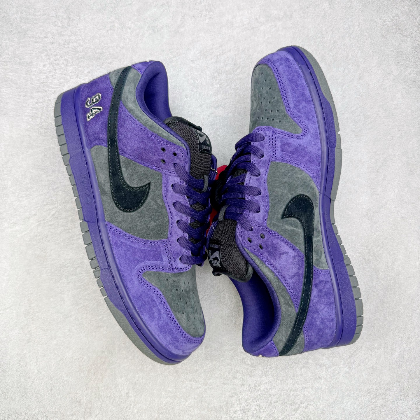 图片[3]-＃纯原 Supreme x Nk Dunk SB Dunk Low 舒适 防滑耐磨低帮板鞋 男女同款 联名欧洲限定紫色 HQ8487-500 独家原厂航空铝磨具打磨大底 鞋头坡度极致还原 原盒原配 圈内天花板工艺 原厂冲刀 超高清洁度 全鞋零毛边皮料切割 全套原楦原模倾力打造完美版型 采用原厂百宏鞋带以及原厂百宏织唛舌标 内标可供原厂几率过验 原厂中底布黄色点胶 原厂中底布拉帮走线遵循公司‼️尺码：36 36.5 37.5 38 38.5 39 40 40.5 41 42 42.5 43 44 44.5 45 46 47.5-选品中心