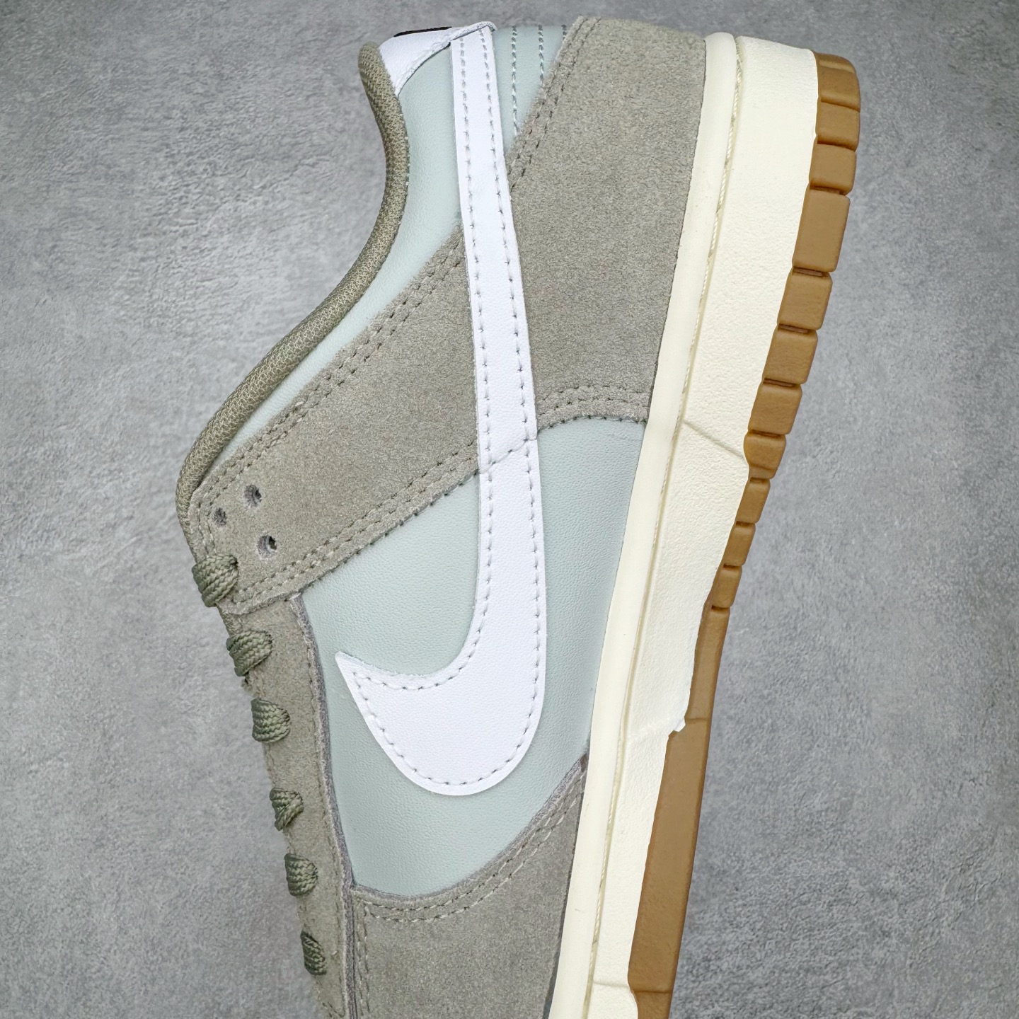 图片[7]-＃YC纯原 NK Dunk Low 灰绿 IB6399-002 实力大厂出品 新配色陆续开发 利润个位数只为口碑 全套原纸板楦头开发 确保原汁原味 完美呈现DUNK版型 一比一鞋头弧度高度鞋身弧度 此版本只针对中端市场 皮料材质有所更替 其他数据细节工艺流程均保持一致 绝不口嗨 细节品控鞋型随意对比 独家私模官方第六代原厂航空铝磨具打磨大底 鞋头坡度极致还原 无解鞋型 原盒原配 圈内天花板工艺 原厂玻璃冲刀 超高清洁度 全鞋零毛边皮料切割 原厂中底布点胶 中底布拉帮走线遵循公司 尺码：36 36.5 37.5 38 38.5 39 40 40.5 41 42 42.5 43 44 44.5 45 46-选品中心