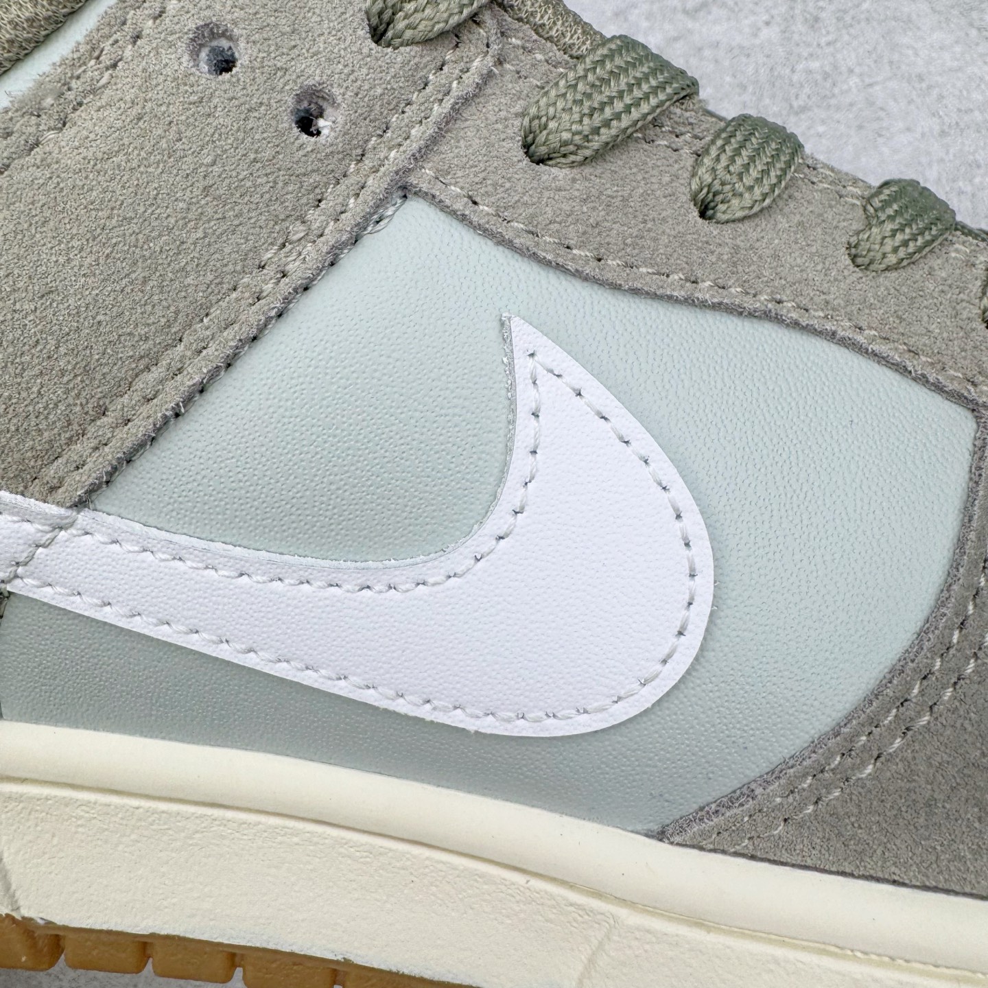 图片[18]-＃YC纯原 NK Dunk Low 灰绿 IB6399-002 实力大厂出品 新配色陆续开发 利润个位数只为口碑 全套原纸板楦头开发 确保原汁原味 完美呈现DUNK版型 一比一鞋头弧度高度鞋身弧度 此版本只针对中端市场 皮料材质有所更替 其他数据细节工艺流程均保持一致 绝不口嗨 细节品控鞋型随意对比 独家私模官方第六代原厂航空铝磨具打磨大底 鞋头坡度极致还原 无解鞋型 原盒原配 圈内天花板工艺 原厂玻璃冲刀 超高清洁度 全鞋零毛边皮料切割 原厂中底布点胶 中底布拉帮走线遵循公司 尺码：36 36.5 37.5 38 38.5 39 40 40.5 41 42 42.5 43 44 44.5 45 46-选品中心