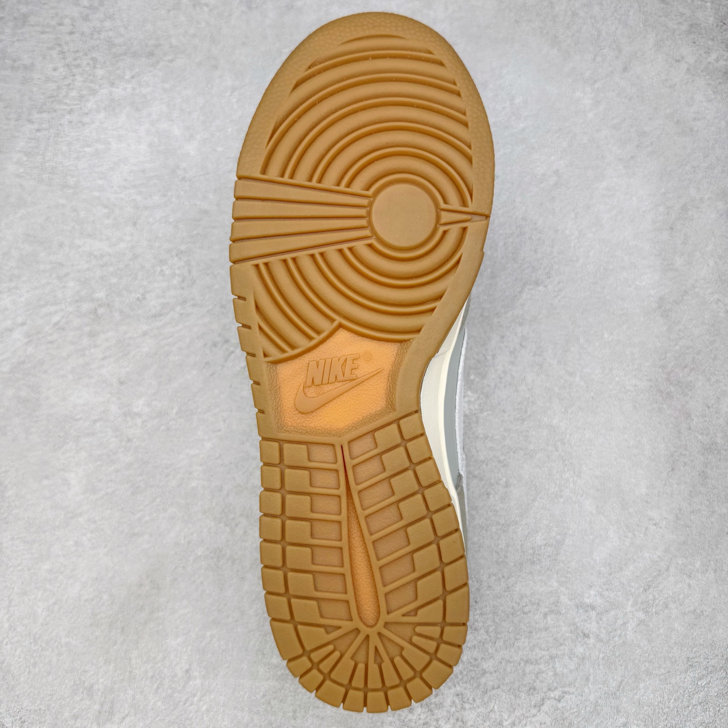 图片[9]-＃YC纯原 NK Dunk Low 灰绿 IB6399-002 实力大厂出品 新配色陆续开发 利润个位数只为口碑 全套原纸板楦头开发 确保原汁原味 完美呈现DUNK版型 一比一鞋头弧度高度鞋身弧度 此版本只针对中端市场 皮料材质有所更替 其他数据细节工艺流程均保持一致 绝不口嗨 细节品控鞋型随意对比 独家私模官方第六代原厂航空铝磨具打磨大底 鞋头坡度极致还原 无解鞋型 原盒原配 圈内天花板工艺 原厂玻璃冲刀 超高清洁度 全鞋零毛边皮料切割 原厂中底布点胶 中底布拉帮走线遵循公司 尺码：36 36.5 37.5 38 38.5 39 40 40.5 41 42 42.5 43 44 44.5 45 46-选品中心