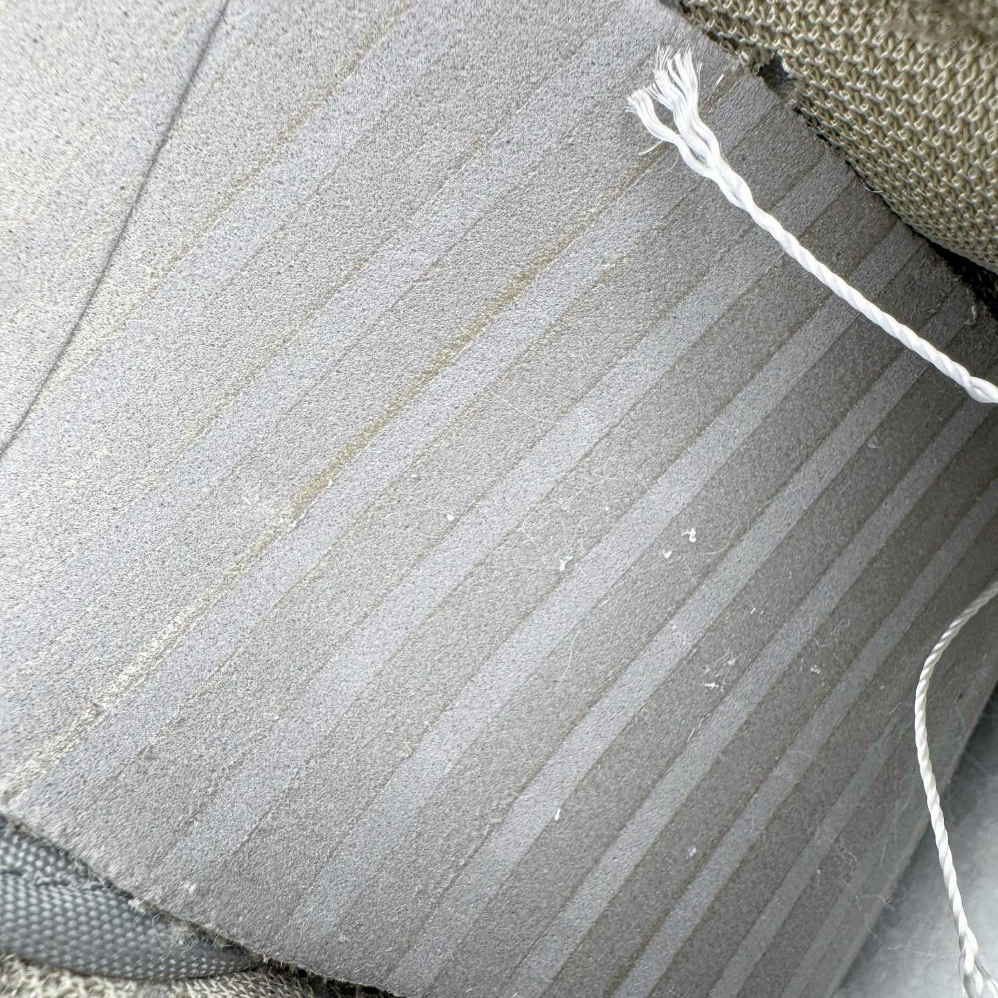 图片[11]-＃YC纯原 NK Dunk Low 灰绿 IB6399-002 实力大厂出品 新配色陆续开发 利润个位数只为口碑 全套原纸板楦头开发 确保原汁原味 完美呈现DUNK版型 一比一鞋头弧度高度鞋身弧度 此版本只针对中端市场 皮料材质有所更替 其他数据细节工艺流程均保持一致 绝不口嗨 细节品控鞋型随意对比 独家私模官方第六代原厂航空铝磨具打磨大底 鞋头坡度极致还原 无解鞋型 原盒原配 圈内天花板工艺 原厂玻璃冲刀 超高清洁度 全鞋零毛边皮料切割 原厂中底布点胶 中底布拉帮走线遵循公司 尺码：36 36.5 37.5 38 38.5 39 40 40.5 41 42 42.5 43 44 44.5 45 46-选品中心