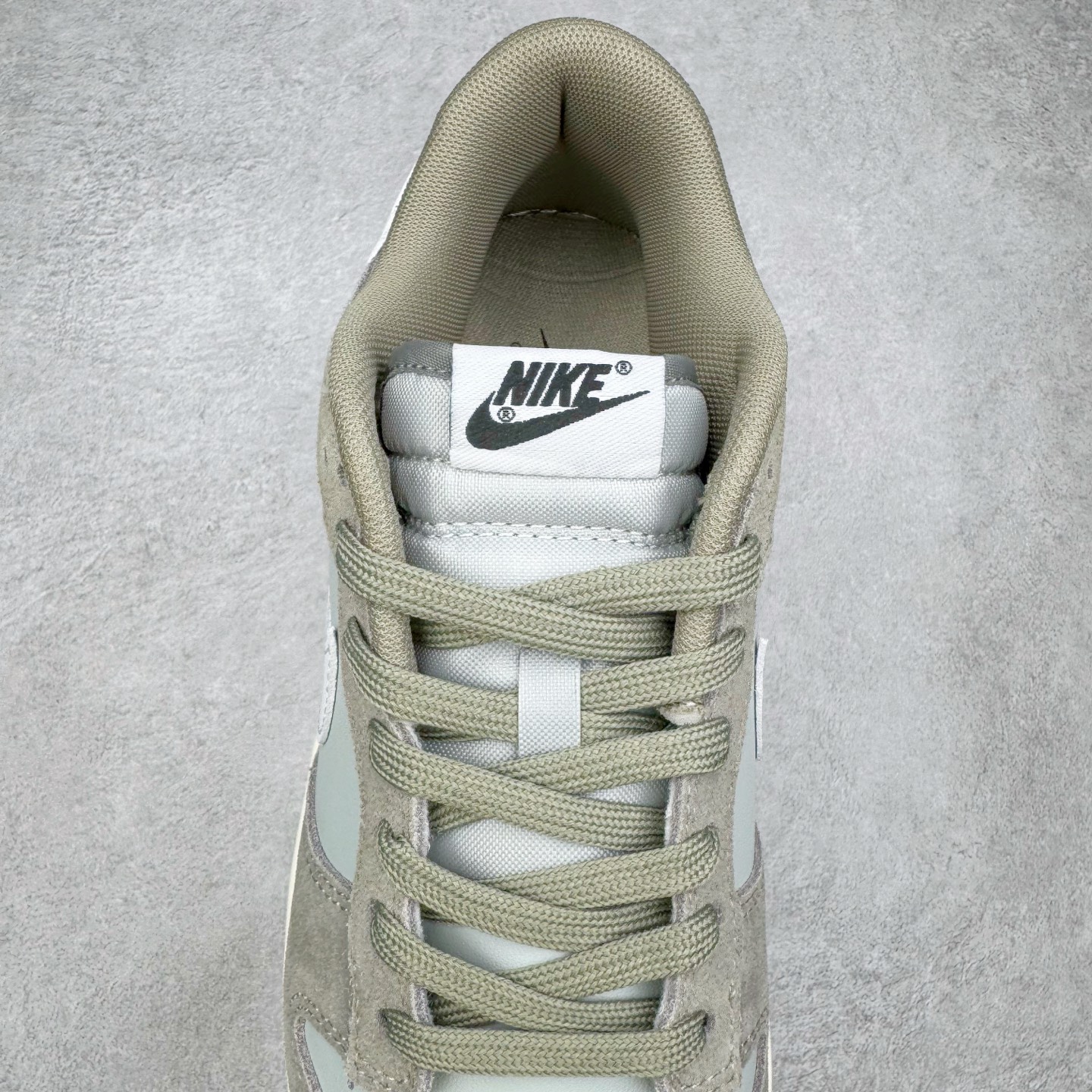 图片[5]-＃YC纯原 NK Dunk Low 灰绿 IB6399-002 实力大厂出品 新配色陆续开发 利润个位数只为口碑 全套原纸板楦头开发 确保原汁原味 完美呈现DUNK版型 一比一鞋头弧度高度鞋身弧度 此版本只针对中端市场 皮料材质有所更替 其他数据细节工艺流程均保持一致 绝不口嗨 细节品控鞋型随意对比 独家私模官方第六代原厂航空铝磨具打磨大底 鞋头坡度极致还原 无解鞋型 原盒原配 圈内天花板工艺 原厂玻璃冲刀 超高清洁度 全鞋零毛边皮料切割 原厂中底布点胶 中底布拉帮走线遵循公司 尺码：36 36.5 37.5 38 38.5 39 40 40.5 41 42 42.5 43 44 44.5 45 46-选品中心